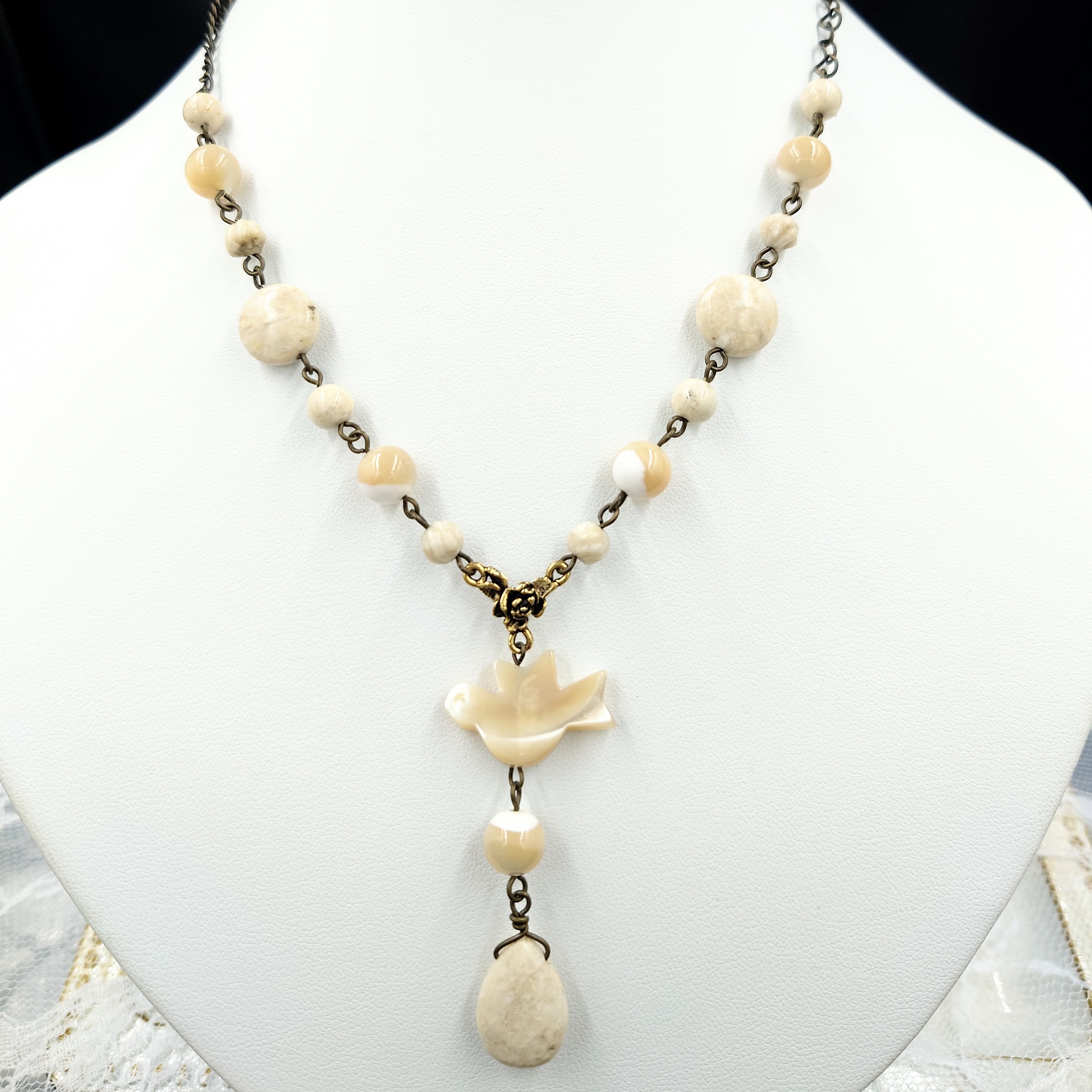 マザーオブパール＆ソープストーン Y字ネックレス