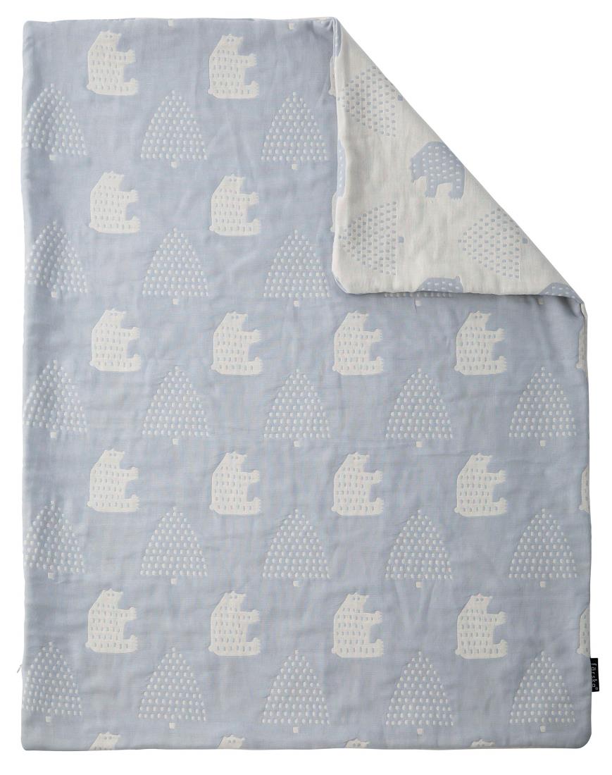 [商品サイズ] 約77×87コンパクトベッド用掛けふとんカバー[製造国] 中華人民共和国・コンパクトベッドFree用 洗うごとにふんわり柔らか3重ガーゼの掛けふとんカバー ・洗うごとにふんわり柔らか3重ガーゼを使用しています。 ・赤ちゃんのデリケートなお肌にピッタリの柔らかな肌ざわりです。 ・夏は涼しく、冬は暖かい素材です。 ・カバーだけでガーゼケットとしてもお使いいただけます。 ・リバーシブルでお楽しみいただけます。 ・別売りのファルスカ ダウンライク掛けふとん(ベビーサイズ)に対応しています。 ・1日の大半を寝て過ごす赤ちゃんのお寝んね環境はとても大切です。 赤ちゃんがの気持ちよく眠れるように、こだわりの生地を選びました。 ・チャックが隠れるコンシェールファスナーを採用で、安心です。 ・洗い替え用としても便利です。予備があると汚れを気にせずにお使いいただけます。