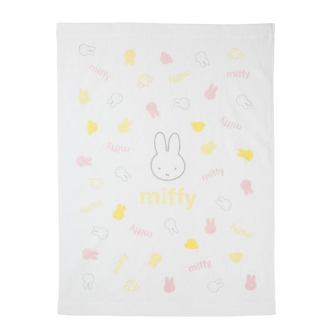 (c) Mercis bvサイズ:85×115cm組成：綿100％生産国:日本汗かきの赤ちゃんに欠かせない、綿100％のタオルケット。気持ちよく、汗をしっかり吸収してくれます。デリケートな赤ちゃんのお肌にもピッタリ。眠るときはもちろん、ベビーカーでお出かけ、お散歩の時にかけてあげたり、お昼寝ケットとしてもおすすめ。持ち歩くのにも便利な1枚です。薄手なので洗濯後の乾きも早く、ご家庭で簡単お手入れ。いつも清潔に保てます。やわらかな色合いのミッフィーとスナッフィー、シルエットがとってもかわいいフェイス柄。同柄の綿毛布とお揃いでお使いいただけます。世界中で愛されるミッフィーのベビータオルケット。 ◆(c) Mercis bv ◆汗かきの赤ちゃんに欠かせない、綿100%のタオルケット。気持ちよく、汗をしっかり吸収してくれます。デリケートな赤ちゃんのお肌にもピッタリ。 ◆眠るときはもちろん、ベビーカーでお出かけ、お散歩の時にかけてあげたり、お昼寝ケットとしてもおすすめ。持ち歩くのにも便利な1枚です。 ◆薄手なので洗濯後の乾きも早く、ご家庭で簡単お手入れ。いつも清潔に保てます。 ◆やわらかな色合いのミッフィーとスナッフィー、シルエットがとってもかわいいフェイス柄。同柄の綿毛布、湯上げタオルとお揃いでお使いいただけます。 ◆サイズ:85×115cm ◆組成:綿100% ◆生産国:日本