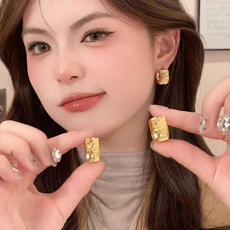 大気素輪デザイン縞広面輪耳ボタン式イヤリング新ファッション軽贅沢高級感百合耳飾り