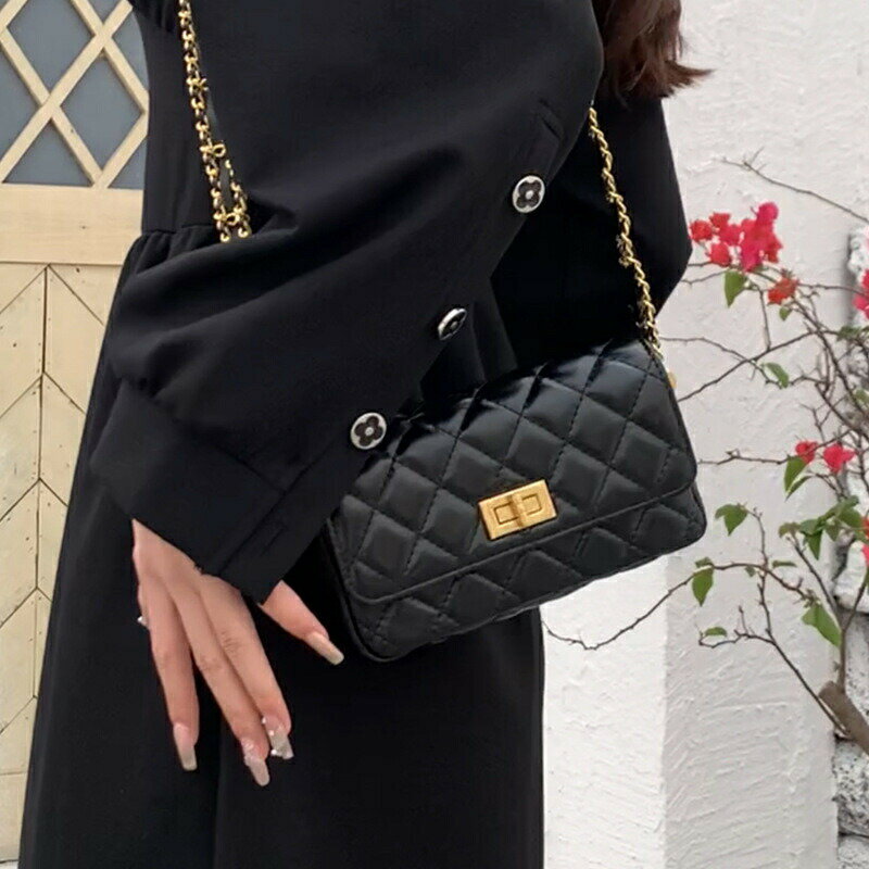 ショルダーバッグ カジュアル 小さい 韓国 斜めがけ 黒 軽い 白 レガートラルゴ 可愛い トラベル 軽量 ..