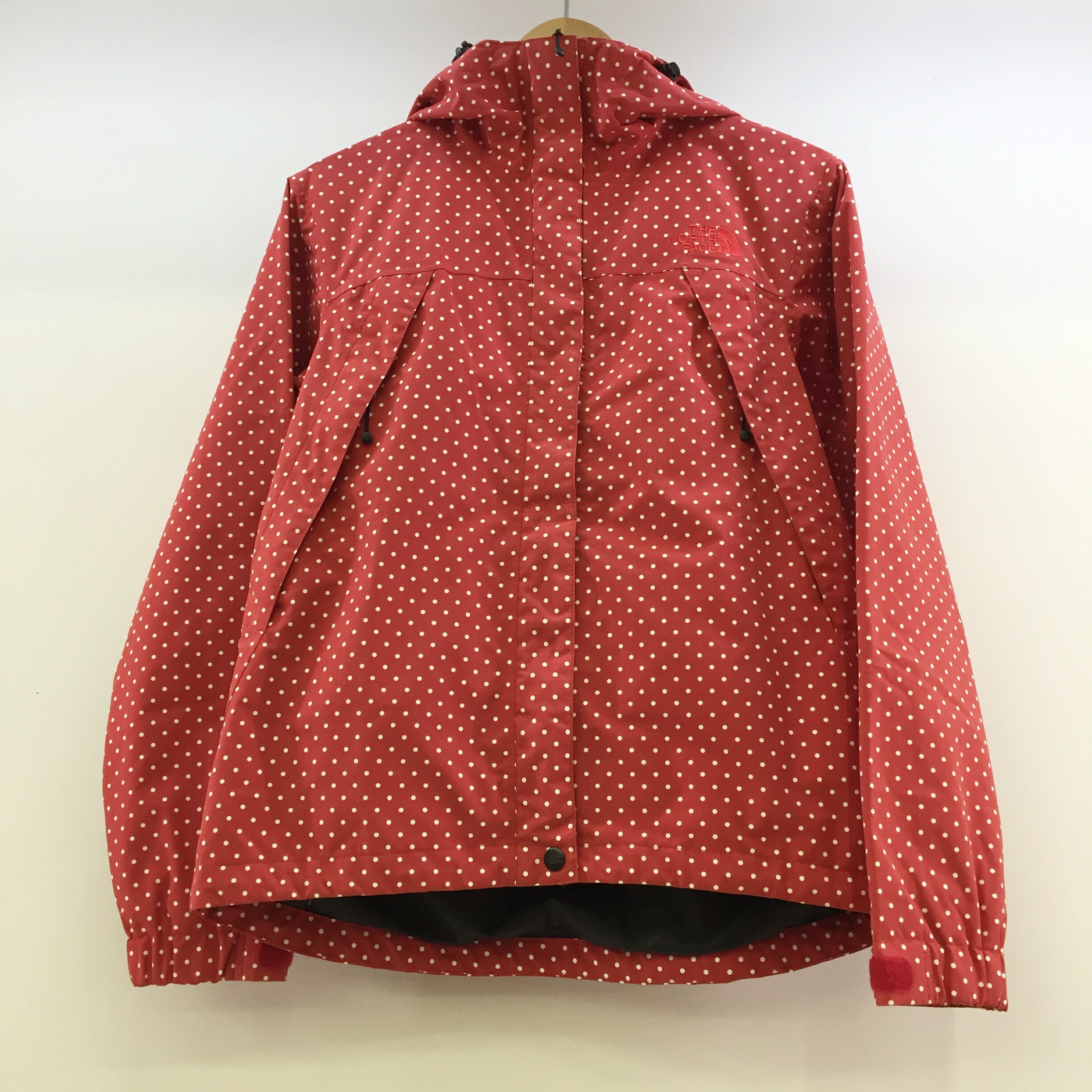 THE NORTH FACE (ザノースフェイス) NOVELTY SCOOP JACKET ノベルティスクープジャケットレディース ドット柄 サイズ：レディース Mカラー：レッド【中古】【129 アウトドア】【鈴鹿 併売品】【129-220325-03OS】