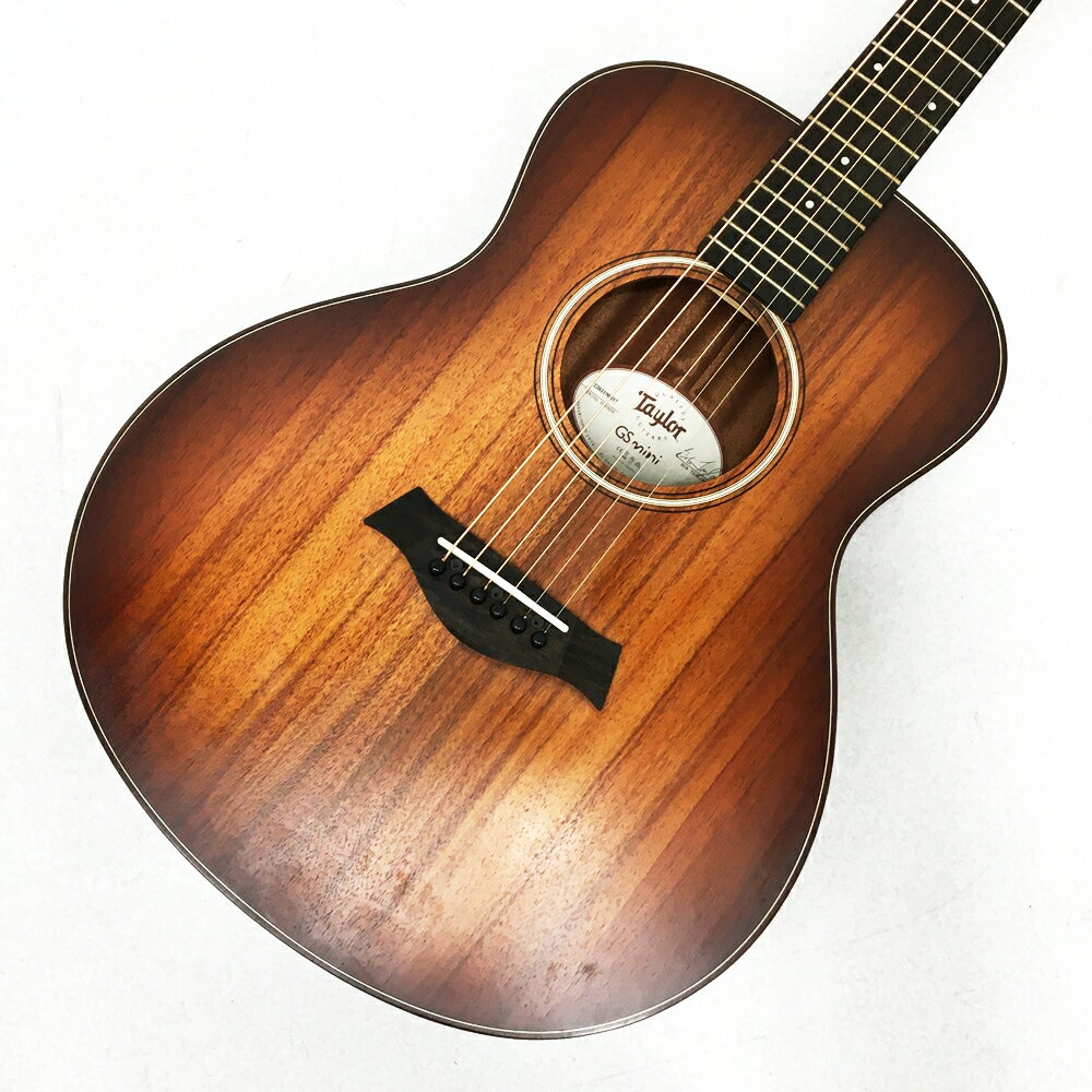 商品名Taylor　GS Mini-e Koa Plus　商品説明2010年・夏の発売以来世界中で大人気のミニギター”GS Mini”。グランド・シンフォニー(GS)をスケールダウンしたこのGS Mini は、トラベルギターの枠にとどまらず、フルサイズ・ギターにも匹敵する素晴しいテイラーサウンドと商品クオリティが魅力です。シリアルNo.：2203190357ネック：現状ストレート(トラスロッド未確認)フレット残り約8割程度本体重量：約1.7kg付属品・ケース・取扱説明書※保証書が付属しておりますが、中古商品の為メーカー保証は受けられません※電池は付属しておりません。状態動作確認済みこちらの商品は、弊社が店頭におきましてお客様から買取をした商品になります。全体的に若干の色褪せや多少のキズ、スレ、汚れ、フレットのくすみ等ございますが、使用に問題はない状態が比較的よい中古品です。目立つ汚れや傷などの詳細は写真をご確認くださいませ。撮影の関係上色合いが実物と若干異なる場合がありますが予めご了承下さい。こちらの商品は中古品となります。状態の確認には万全の注意を払っておりますが、小さいダメージ等の見落としがある場合がございます。中古商品という特性上、ご理解ください。写真はクリックすると大きな画像でご覧いただけます。商品について※商品は店頭との併売品の為、売り切れとなってしまう場合がございます。予めご了承ください。※状態につきましては個々感じ方が異なる為、参考程度にお考えください。※商品のお問い合わせの時間帯や内容によってはご回答が遅れる場合がございます。発送について※日曜・祝日のご注文につきましては配送が翌日となる場合がございます。※複数の商品をご注文の際、商品が店頭にて売り切れとなってしまう場合がございます。欠品のご連絡をした後、ご返答がない場合は翌日に残りの商品の発送をいたします。※メール便での発送が困難な商品につきましては、ご注文時にメール便を選択されましても宅急便料金の請求となります。※メール便対応の商品でも数量によってはメール便で発送できない場合がございます。※梱包材に古紙を利用させていただく場合がございます。予めご了承くださいませ。当店からのお願い※メールの受信設定により、当店からのメールが届かない事がございます。必ず事前にドメイン指定解除の設定をお願いいたします。 ※売り切れによりご注文内容に変更がある場合がございます。当店からお送りするご連絡にはお目を通していただきますようお願いいたします。※ご注文内容について、当店よりお電話にてご連絡をする場合がございます。ご注文時には繋がる電話番号の記載をお願いいたします。以上ご連絡が困難なお客様につきましては、ご注文が早期キャンセルとなってしまう場合がございます。