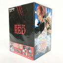 商品名ONE PIECE FILM REDデラックス・リミテッド・エディション（初回生産限定）[4K ULTRA HD Blu-ray］+ [Blu-ray]状態BOX・パッケージ・ケース・冊子等に多少スレ・キズ・汚れ・ヤケがございます。中古品のため、再生・動作に影響のない程度の傷・汚れがある場合がございます。プロダクトコード・シリアルコードなどは特に明記されていない限り付属していても使用できないものとお考えください。付属品◆ウタのミュージック電伝虫◆ウタワールド＆現実世界 「FILM RED」表裏対戦 マグネットリバーシ◆ウタの光るリストバンド◆16キャラクターポストカードセット◆「私は最強」ウタのランスボールペン◆「負け惜しみィ～」チェンジングステッカー◆リングライト商品説明完全国内生産版です。（レンタルアップ商品ではありません）世界で最も愛されている歌手、ウタ。素性を隠したまま発信するその歌声は“別次元”と評されていた。そんな彼女が初めて公の前に姿を現すライブが開催される。色めき立つ海賊たち、目を光らせる海軍、そして何も知らずにただ彼女の歌声を楽しみにきたルフィ率いる麦わらの一味、ありとあらゆるウタファンが会場を埋め尽くす中、今まさに全世界待望の歌声が響き渡ろうとしていた。物語は、彼女が“シャンクスの娘”という衝撃の事実から動き出す。「世界を歌で幸せにしたい」とただ願い、ステージに立つウタ。ウタの過去を知る謎の人物・ゴードン、そして垣間見えるシャンクスの影。音楽の島・エレジアで再会したルフィとウタの出会いは12年前のフーシャ村へと遡る。4988101222605商品について※商品は店頭との併売品の為、売り切れとなってしまう場合がございます。予めご了承ください。※状態につきましては個々感じ方が異なる為、参考程度にお考えください。※商品のお問い合わせの時間帯や内容によってはご回答が遅れる場合がございます。発送について※日曜・祝日のご注文につきましては配送が翌日となる場合がございます。※複数の商品をご注文の際、商品が店頭にて売り切れとなってしまう場合がございます。欠品のご連絡をした後、ご返答がない場合は翌日に残りの商品の発送をいたします。※メール便での発送が困難な商品につきましては、ご注文時にメール便を選択されましても宅急便料金の請求となります。※メール便対応の商品でも数量によってはメール便で発送できない場合がございます。※梱包材に古紙を利用させていただく場合がございます。予めご了承くださいませ。当店からのお願い※メールの受信設定により、当店からのメールが届かない事がございます。必ず事前にドメイン指定解除の設定をお願いいたします。 ※売り切れによりご注文内容に変更がある場合がございます。当店からお送りするご連絡にはお目を通していただきますようお願いいたします。※ご注文内容について、当店よりお電話にてご連絡をする場合がございます。ご注文時には繋がる電話番号の記載をお願いいたします。以上ご連絡が困難なお客様につきましては、ご注文が早期キャンセルとなってしまう場合がございます。