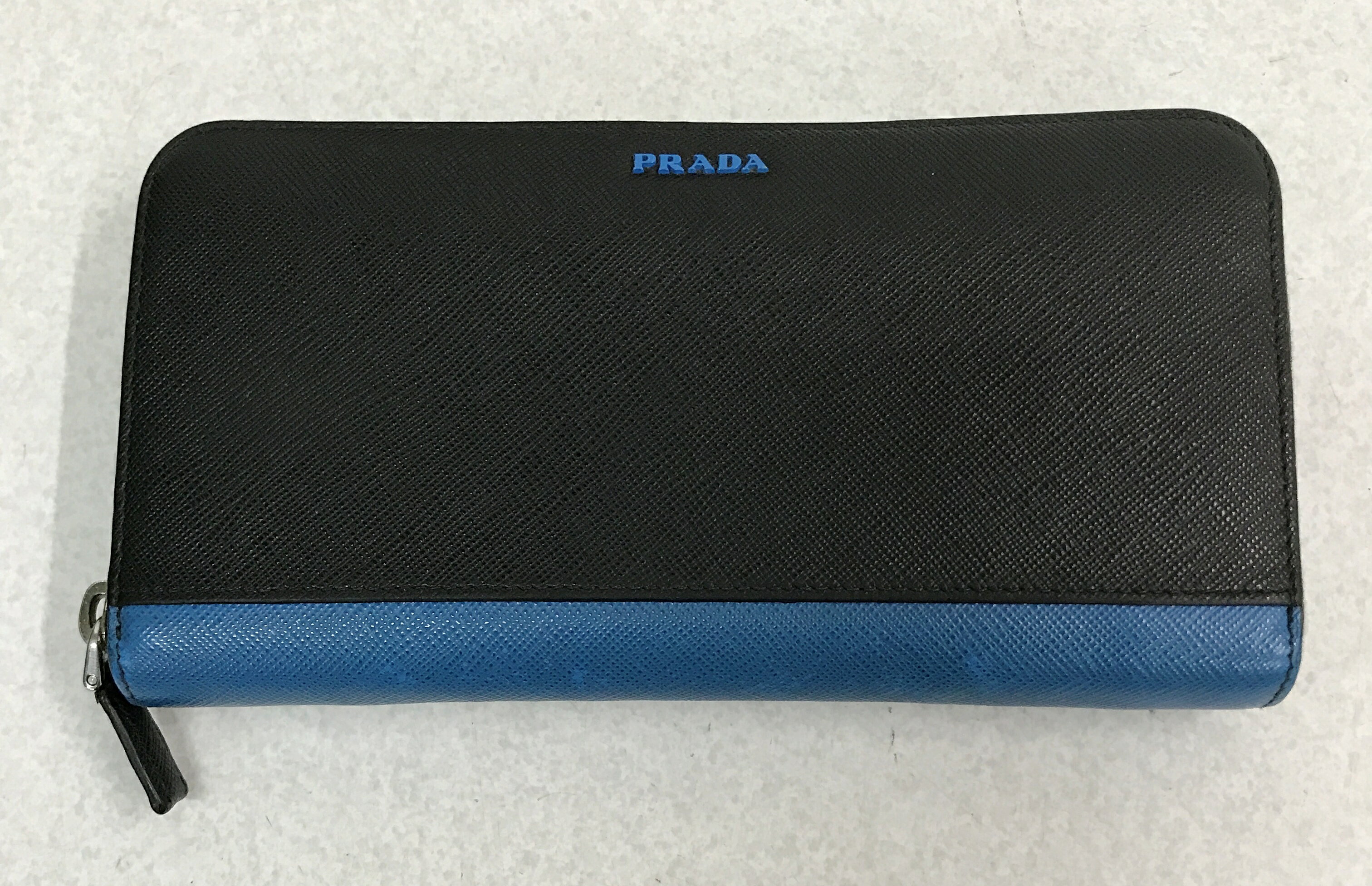 PRADA(プラダ)サフィアーノ ラウンドファスナー 長財布サイズ：カラー：ブラック/ブルー【中古】