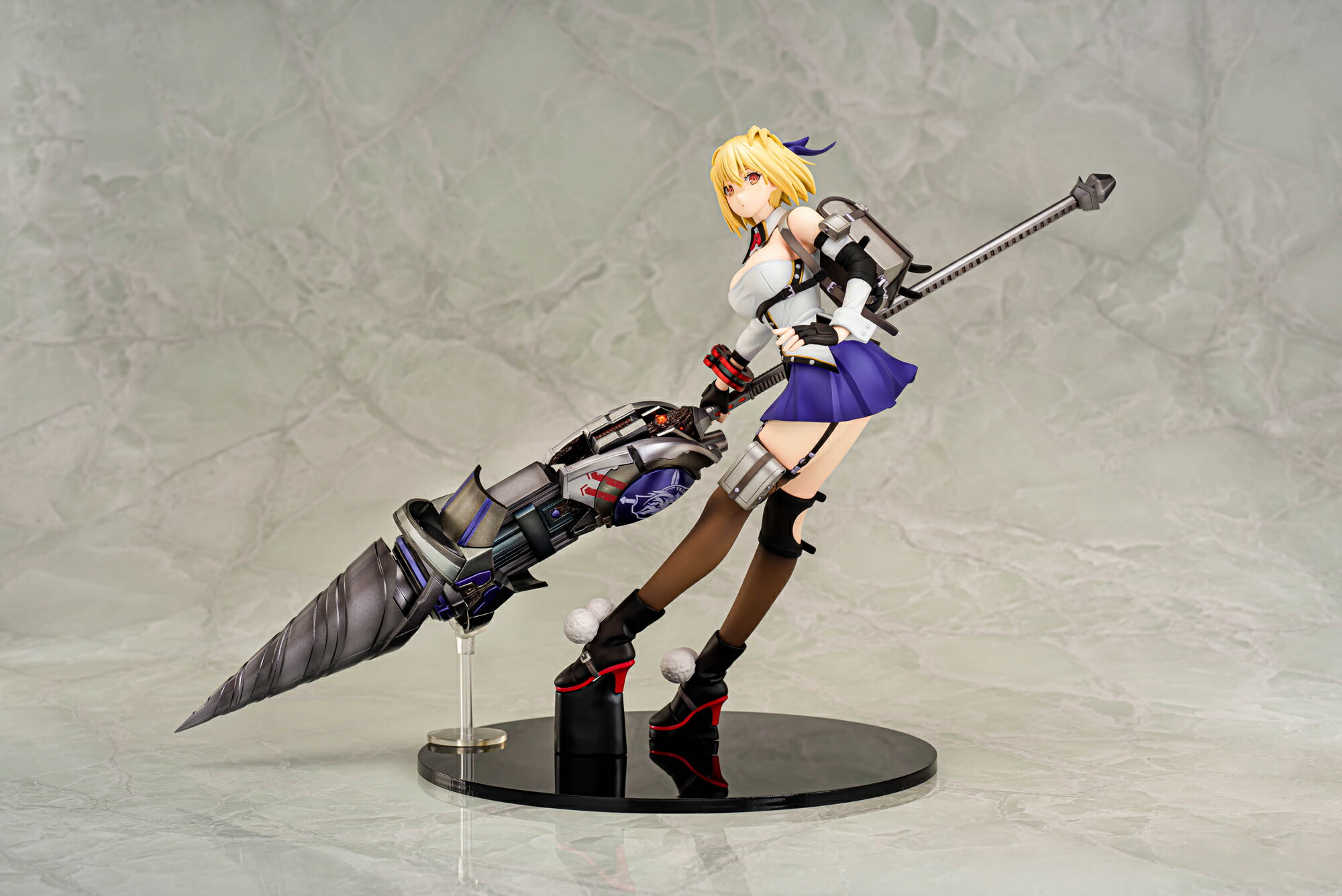 商品名PLUM/プラムGOD EATER 3クレア・ヴィクトリアス 1/7スケール フィギュア状態外箱開封しています。箱に画像のようなダメージがありますのでご了承ください。本体背中に汚れ、台座に擦れがございます。その他目立ったダメージはございません。画像に写っているもので全てとなります。画像は出品時の状態となります。こちらの商品は、当店が店頭におきましてお客様から買取をした中古商品になります。店頭併売品の為、細かなスレキズ、汚れ、日焼けによる変色などのダメージがある場合がございますのでご了承ください。写真はクリックすると大きな画像でご覧いただけます。※写真1はイメージです。仕様【サイズ】全高：約230mm商品説明『GOD EATER』シリーズの新作フィギュアが登場！最新作「GOD EATER 3」より、グレイプニル所属の正規ゴッドイーター“クレア・ヴィクトリアス”を立体化致します！躍動感あるスカートなど、彼女が纏う衣装を忠実に再現。ポーチやカバンといった小物の数々も、見どころ満載となっております。エンブレムのプリントや、細部までこだわった造形の神機も見応え抜群です！！ハイクオリティフィギュアとなったクレアを、是非皆様のお手元にてお楽しみください。JANコード4582362382612商品について※商品は店頭との併売品の為、売り切れとなってしまう場合がございます。予めご了承ください。※状態につきましては個々感じ方が異なる為、参考程度にお考えください。※商品のお問い合わせの時間帯や内容によってはご回答が遅れる場合がございます。発送について※日曜・祝日のご注文につきましては配送が翌日となる場合がございます。※複数の商品をご注文の際、商品が店頭にて売り切れとなってしまう場合がございます。欠品のご連絡をした後、ご返答がない場合は翌日に残りの商品の発送をいたします。※メール便での発送が困難な商品につきましては、ご注文時にメール便を選択されましても宅急便料金の請求となります。※メール便対応の商品でも数量によってはメール便で発送できない場合がございます。※梱包材に古紙を利用させていただく場合がございます。予めご了承くださいませ。当店からのお願い※メールの受信設定により、当店からのメールが届かない事がございます。必ず事前にドメイン指定解除の設定をお願いいたします。 ※売り切れによりご注文内容に変更がある場合がございます。当店からお送りするご連絡にはお目を通していただきますようお願いいたします。※ご注文内容について、当店よりお電話にてご連絡をする場合がございます。ご注文時には繋がる電話番号の記載をお願いいたします。以上ご連絡が困難なお客様につきましては、ご注文が早期キャンセルとなってしまう場合がございます。