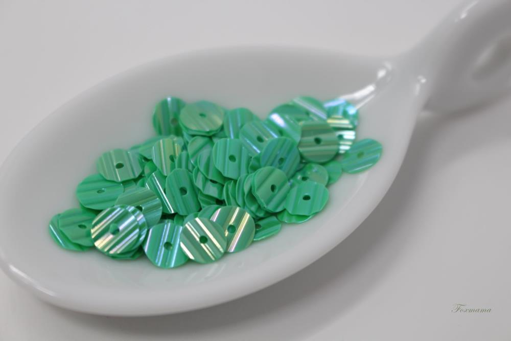 スパンコール 約380枚(約3.5g) 丸　ストライプ型押し　6mm エメラルド (SCC060ELBJST)