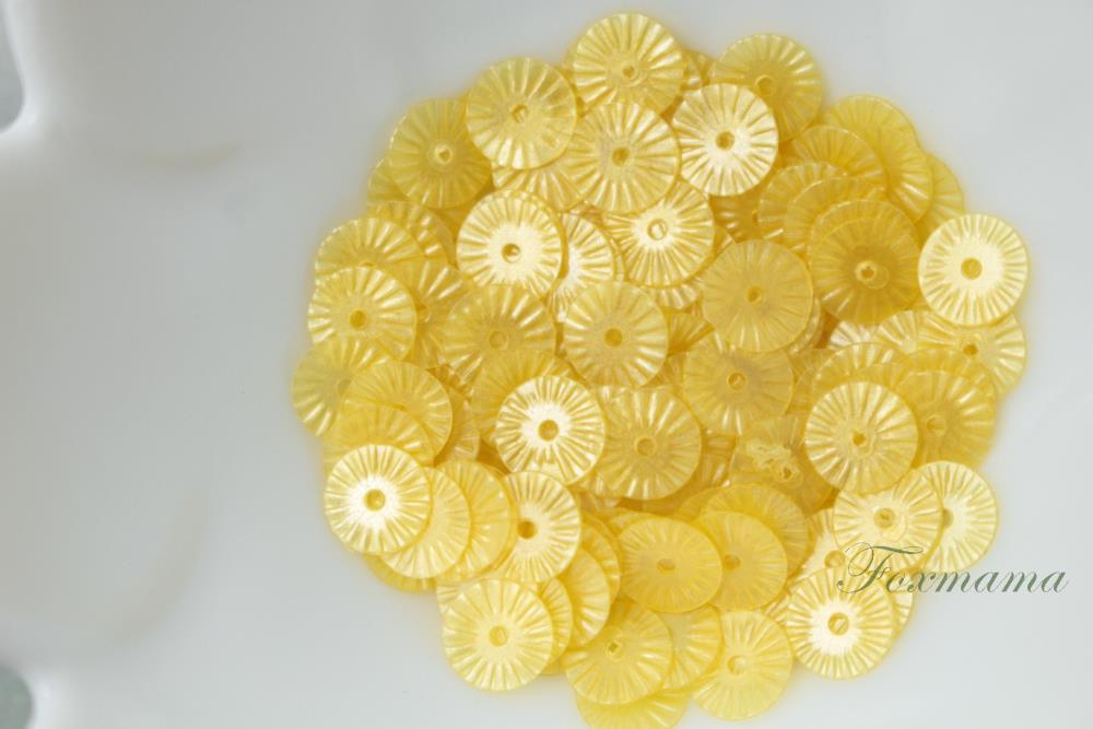 スパンコール 6mm 約170枚(約2g) 丸 型押し マット 黄色系 (SCC06MYLSJK1)