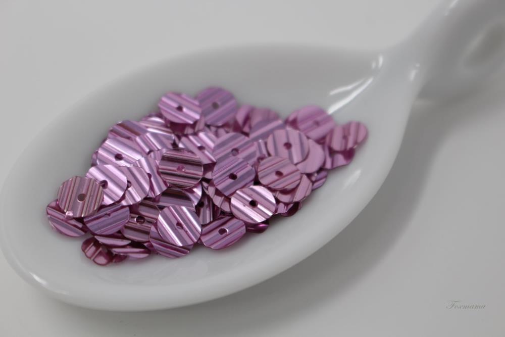 商品説明品番SCC06TPKBJST商品名スパンコール 約380枚(約3.5g) 丸 ストライプ型押し 6mm メタルピンク(SCC06TPKBJST)サイズ直径:約6mm多少の誤差はご了承くださいませ。お伝えしたいこと＊1か所穴が開いています。・中国製です・品質的に安定していなかったり作りが粗い部分があります。・ご使用環境・用途によっては色落ちの可能性があるため、ご考慮のうえご使用をお願いいたします。・1個ずつ検品しておりませんので、不良品や異物等が混ざっていることがあります。そのため、予備分として少し多めにお送りします。 ・オーロラのタイプはオーロラシートが浮いていたり一部はがれていたりします。・型押しのタイプは、柄がずれていたり一部無いものがあります。・小さいパーツですので、お子様の手やペットの届かないところで保管・ご使用お願いいたします。共通注意事項その他の注意事項は必ず商品ページに表示されている「商品についての共通注意事項」をご一読のうえ、ご了承ください。