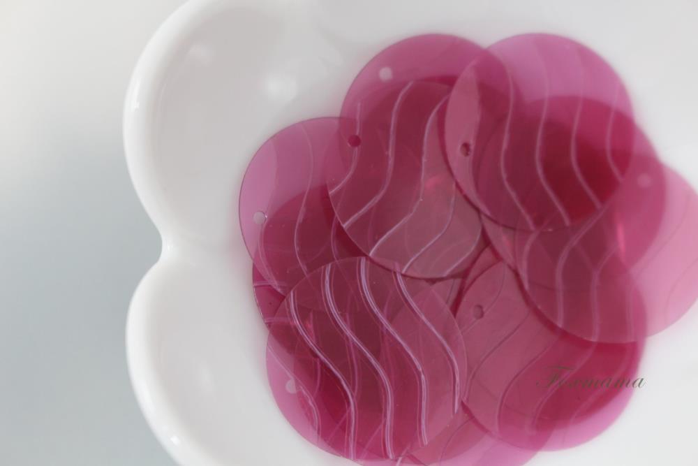 スパンコール 約20枚(約3g) 丸波型押し 21mm トップホール 半透明赤紫(SCC21BRMJLWV)