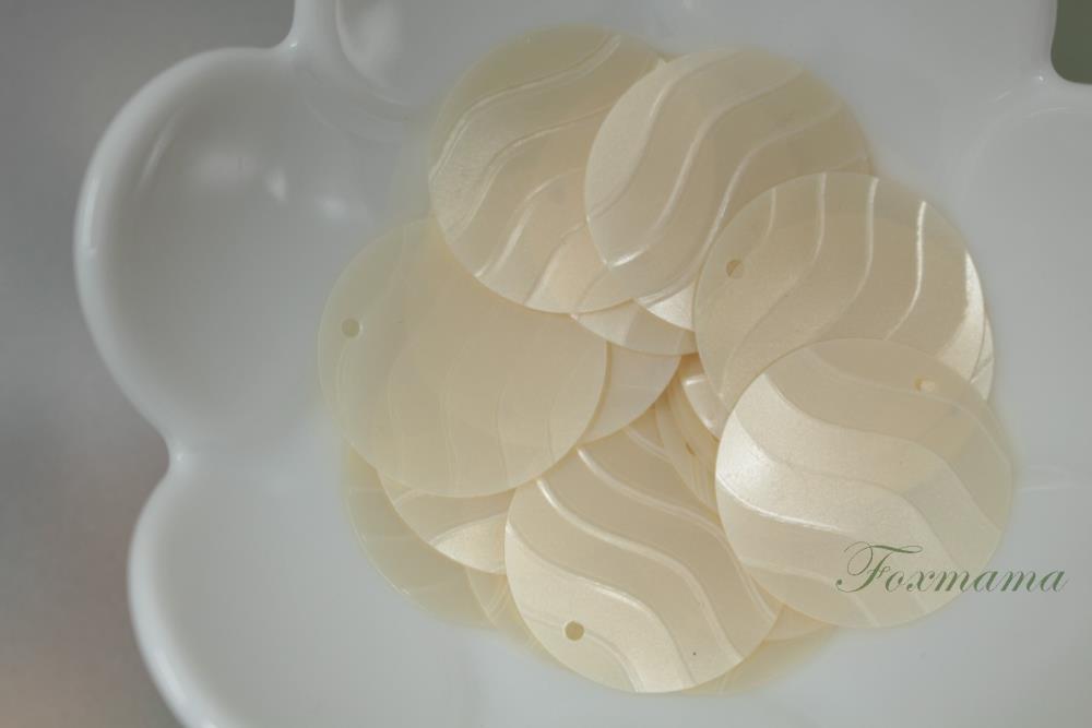 スパンコール 約20枚(約3g) 丸波型押し 21mm トップホール マットアイボリー色(SCC21MIVJLWV)