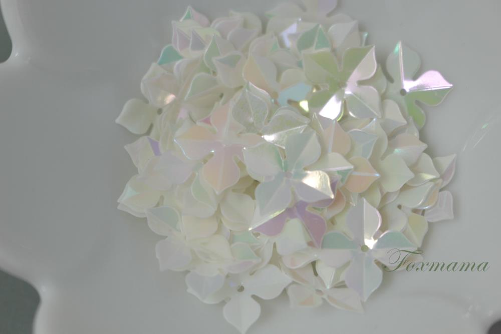 スパンコール 10mm 約70枚(約2g) 4枚花びら オーロラ 乳白 (SF410AMWHW00)