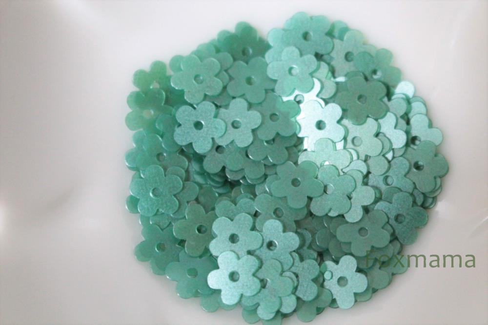 スパンコール 7mm 約200枚(約2g) 5枚花びら マット エメラルドグリーン (SF507MELHH01)