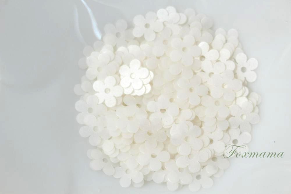 スパンコール 7mm 約200枚(約2g) 5枚花びら 平 マット オフ白 (SF507MOWHYHR)