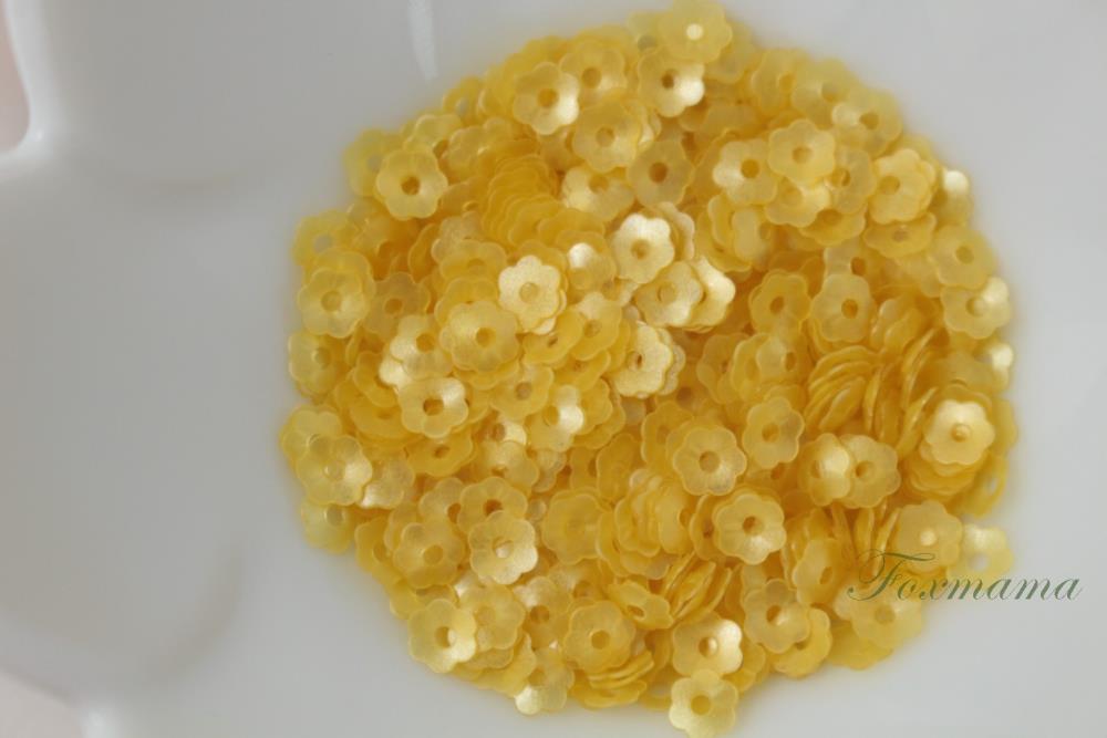 スパンコール 4mm 約680枚(約2.5g) 花カップ マット 黄・マスタード色系 (SFC04MYLSA00)