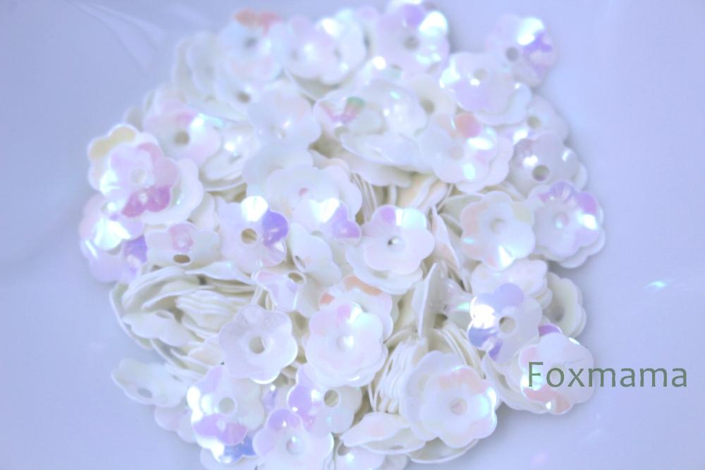 商品説明品番SFC07AMWLW00商品名スパンコール 7mm 約300枚(約3.5g) 花カップ オーロラ 乳白01 (SFC07AMWLW00)サイズ幅:約7mm多少の誤差はご了承ください。お伝えしたいこと・中国製です。・表面傷など品質的に安定していなかったり作りが粗い部分があります。・ご使用環境・用途によっては色落ちの可能性があるため、ご考慮のうえご使用をお願いいたします。・1個ずつ検品しておりませんので、不良品や異物等が混ざっていることがあります。そのため、予備分として少し多めにお送りします。 ・表面のシートがはがれているものがあったりします。・商品はお子様の手やペットの届かないところで保管・ご使用お願いいたします。共通注意事項その他の注意事項は必ず商品ページに表示されている「商品についての共通注意事項」をご一読のうえ、ご了承ください。