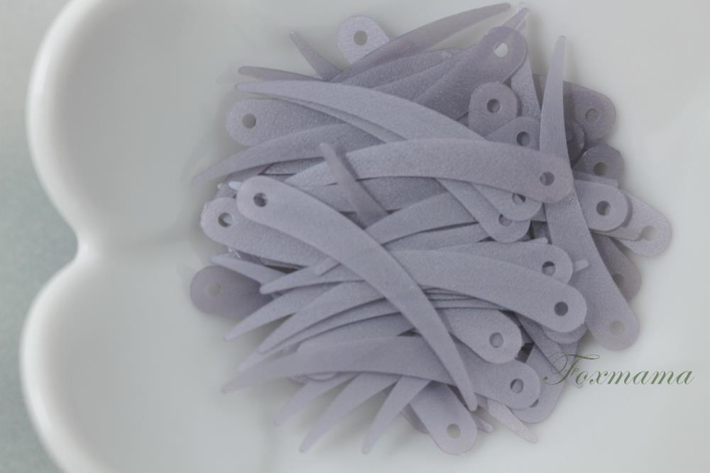 スパンコール 33mm 約65枚(約2.5g) 象牙形 トップホール マット グレー 灰色 (SZG33MGYSJTH)