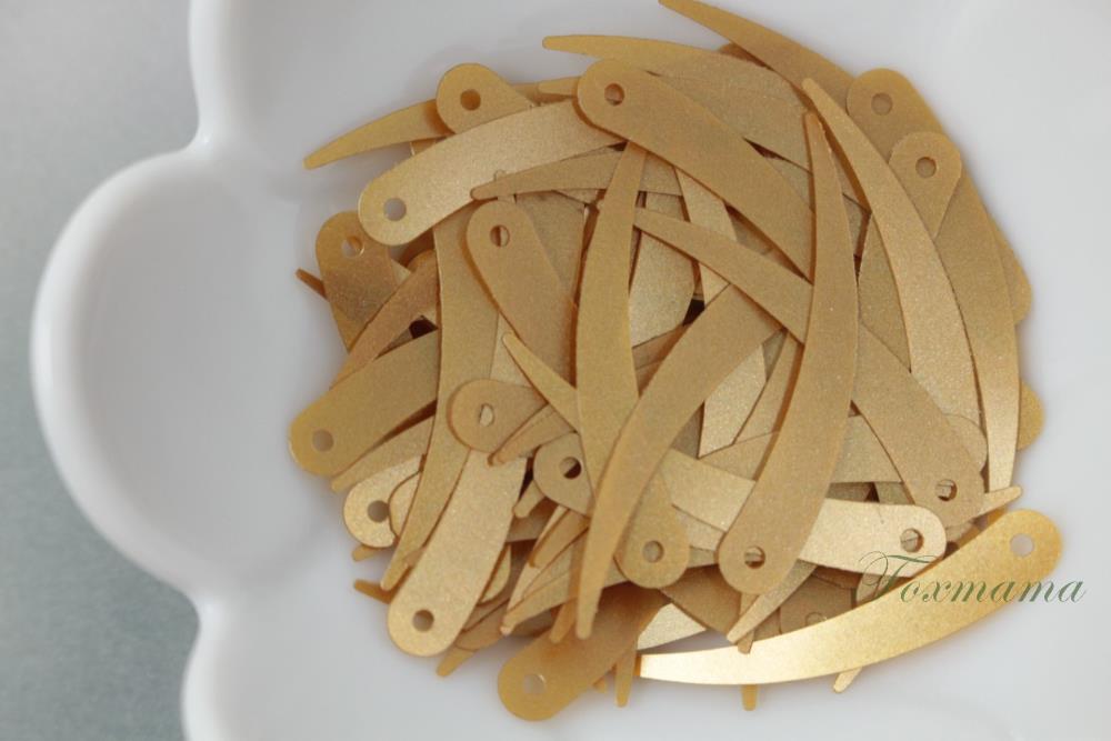 スパンコール 33mm 約65枚(約2.5g) 象牙形 トップホール マット 黄土色(SZG33MOCSJTH)