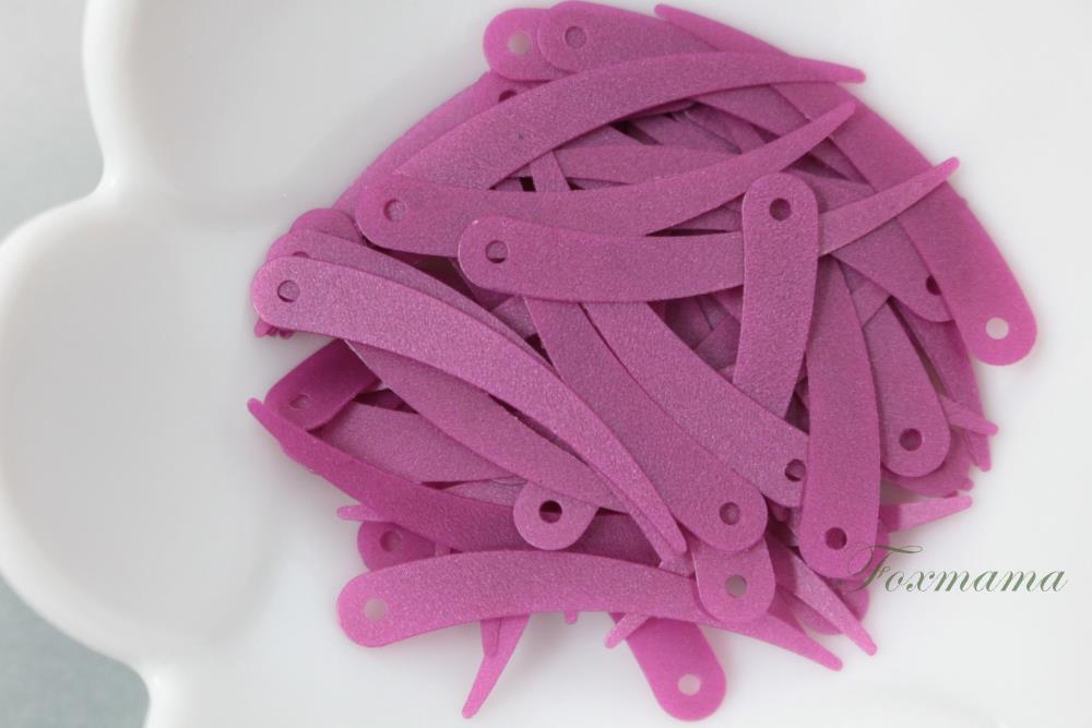 商品説明品番SZG33MRMSJTH商品名スパンコール 33mm 約65枚(約2.5g) 象牙形 トップホール マット 赤紫 (SZG33MRMSJTH)サイズ長さ:約33mm多少の誤差はご了承ください。お伝えしたいこと・中国製です。・表面傷など品質的に安定していなかったり作りが粗い部分があります。・ご使用環境・用途によっては色落ちの可能性があるため、ご考慮のうえご使用をお願いいたします。・1個ずつ検品しておりませんので、不良品や異物等が混ざっていることがあります。そのため、予備分として少し多めにお送りします。 ・商品はお子様の手やペットの届かないところで保管・ご使用お願いいたします。共通注意事項その他の注意事項は必ず商品ページに表示されている「商品についての共通注意事項」をご一読のうえ、ご了承ください。