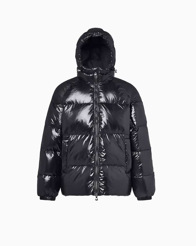 ギフトラッピングのお申し込みはこちらから ※以下の詳細画像のモデルの色はDEEP LAGOONを使用しております。 細部までダウンが詰められたフードにより、保温性を確保します。 フロントジップは上下から開閉可能な2WAYジップを採用しています。 左右にジップ式のハンドウォームポケットを備えています。 風の侵入を防ぐよう、袖口はゴムで手首にフィットする仕様です。 裾部のドローコードにより、ウエストの調節が可能です。 内側にはジップタイプのセキュリティポケットを備えています。 ピレネックスのフェルトパッチ ダウンはフランスを原産とするフレンチダックダウンを使用しております。 - ブランド - ピレネックス - 詳細 - 表地：100％ナイロン ダウン：90%ダウン 10%フェザー 750フィルパワー フレンチダックダウン 色：BLACK(ブラック) 原産国：チュニジア 羽毛生産国：フランス - サイズ - こちらは日本サイズの表記になります S M L XL 前着丈 71cm 73cm 75cm 77cm 後ろ着丈 68cm 70cm 72cm 74cm 胸囲 114cm 122cm 130cm 138cm 裄丈 90.5cm 93cm 95.5cm 98cm ※表記のサイズは外寸となります。 - カラーバリエーション - BLACK(ブラック) AMIRAL(アミラル) DEEP LAGOON(ディープ ラグーン) DEEP KHAKI(ディープカーキ) ROUGE(ルージュ) - 説明 - STEN - ステン - ピレネックスのアーカイブコレクションの中でも絶大な人気を誇る「ヴィンテージミシック」から新しく派生したフーデッドダウンジャケットの「ステン」は、ユニセックスで人気が高いベストセラーのひとつです。 レトロ感のあるフランス製シャイニーナイロンのテキスタイルや上質なフレンチダックダウンによるボリューム感、ヴィンテージデザインのワッペンなど、ミシックのムードを継承しつつボリュームのあるフードによって新たなイメージをもたらせています。 24FWよりルーズなオーバーサイズドフィットにアップデートしました。 - キーワード - #PYRENEX/#ピレネックス/#アウター/#ダウンジャケット/#sten/#ステン/#メンズ/#レディース/#ユニセックス/#ブラック/#フレンチダックダウン/#送料無料/#代引き手数料無料/PYRENEX　[French Duck Down]STEN (ブラック) ダウンジャケット　ステン