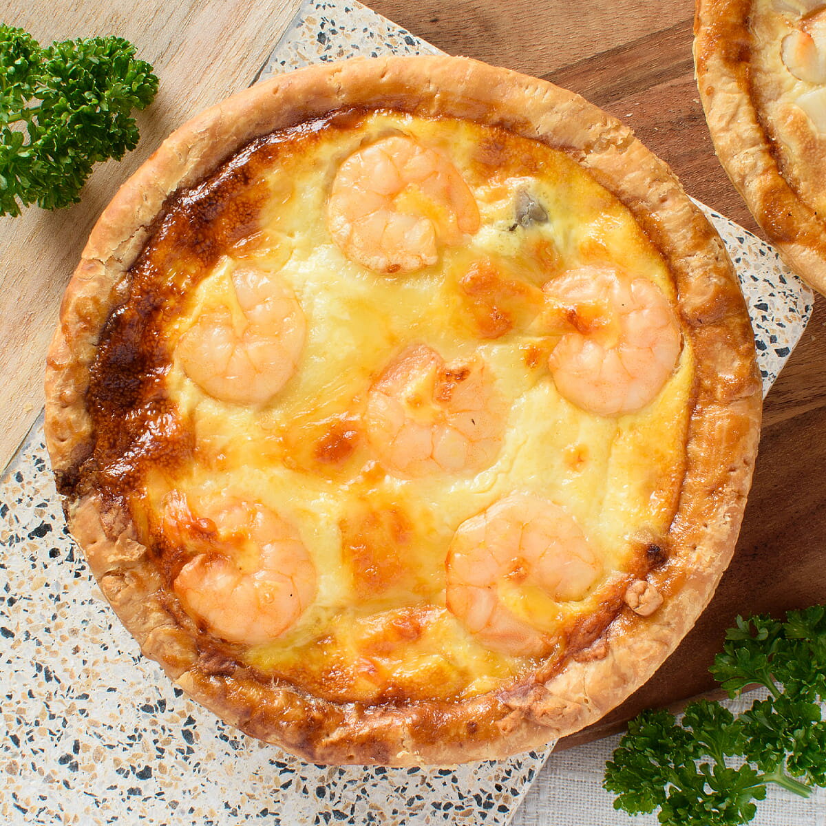 【9月新商品】エビとアボカドのキッシュ 直径13cm / 海老 えび おかず 総菜 惣菜 ランチ オードブル ホ..