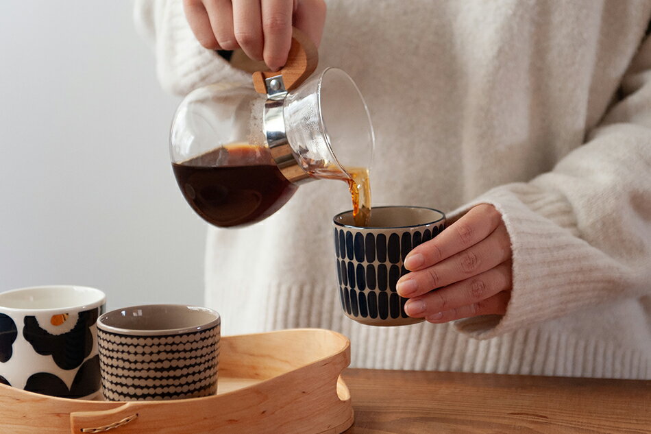 カフェラテのようなブラウンをベースにダークブルーが重ねられたこのデザインは、2023年秋に発売されたカラーです。深い濃紺が日本のライフスタイルにもよく合います。