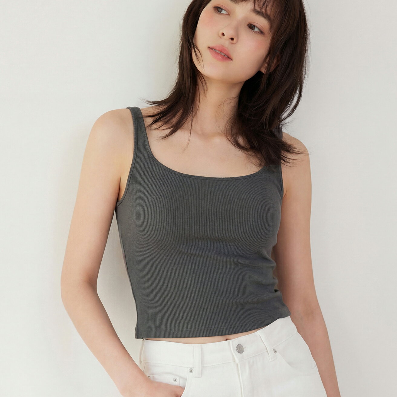 Rakuten - ＼初回購入でさらに10％off !／FREELASS タンクトップ キャミソール カップ付き ブラトップ 冷感 ショート丈 シルク混 モダール ノンワイヤー 締め付けない シームレス 方領 インナー レディース 吸湿速乾 抗菌 防臭 通気性 伸縮性 美シルエット 細肩紐 夏用
