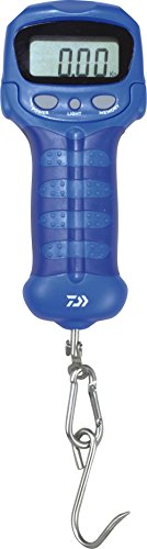 最大25kgまで測定可能 電源:単4電池×2本(別売り) 重量:約105g 滑りにくいラバーグリップ仕様 暗闇でも計測可能なライト付き 画面が見やすい可動式ヘッド カラナビ付きなので、簡単フック交換。魚はもちろ、イカが測定できる交換フック付...