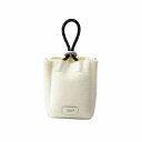 TricoteのMinky Ring Bag。 ニット素材のワンハンドルタイニーバッグです。 木のリングパーツに紐を通して使用するワンハンドル仕様。お財布、携帯などを入れるのにちょうど良いサイズ感です。 リング部分にストラップやアクセなども取り付けてもお洒落になりそうです。 サイズ W150×H200×D80 (mm) Handle : 160 (mm) 素材 ナイロン 100% 生産国 日本 ブランド Tricote (トリコテ) 「ニットの温かさをもっと日常に」 そんな想いからTricoteは2011年にブランドをスタートさせました。 Tricoteはフランス語で「編まれた」という意味の言葉です。 輪と輪の連続から成るニットのように、日々繰り返される何げない日常を、鮮やかな色柄と共に丁寧に編んでいく。 そして自らの手で暮らしを彩り、創造する歓びを、私たちは提案します。 ニットの生地開発からテキスタイルデザインまで、オリジナルのものづくりにこだわり、全てのアイテムを国内で生産しています。Tricoteはこれからも様々なアイテムを通して、普遍的で心豊かな暮らしを追求し、その価値を紡いでいきたいと考えます。 【ご注意！ご購入前にお読み下さい】 この製品は、リサイクルポリエステル糸を使用してます。ニット生地にハリコシを出すため、透明な特殊糸を編み込んでいます。濃色など色によっては、糸がムラのように見える場合がありますが、編みキズでありませんのでご了承下さい。洗濯、ドライクリーニングを行なわず汚れた場合は濡れたタオル等で拭き取って下さい。塩素系漂白剤による漂白はお避け下さい。以上の点をご留意の上お買い求め下さい。　