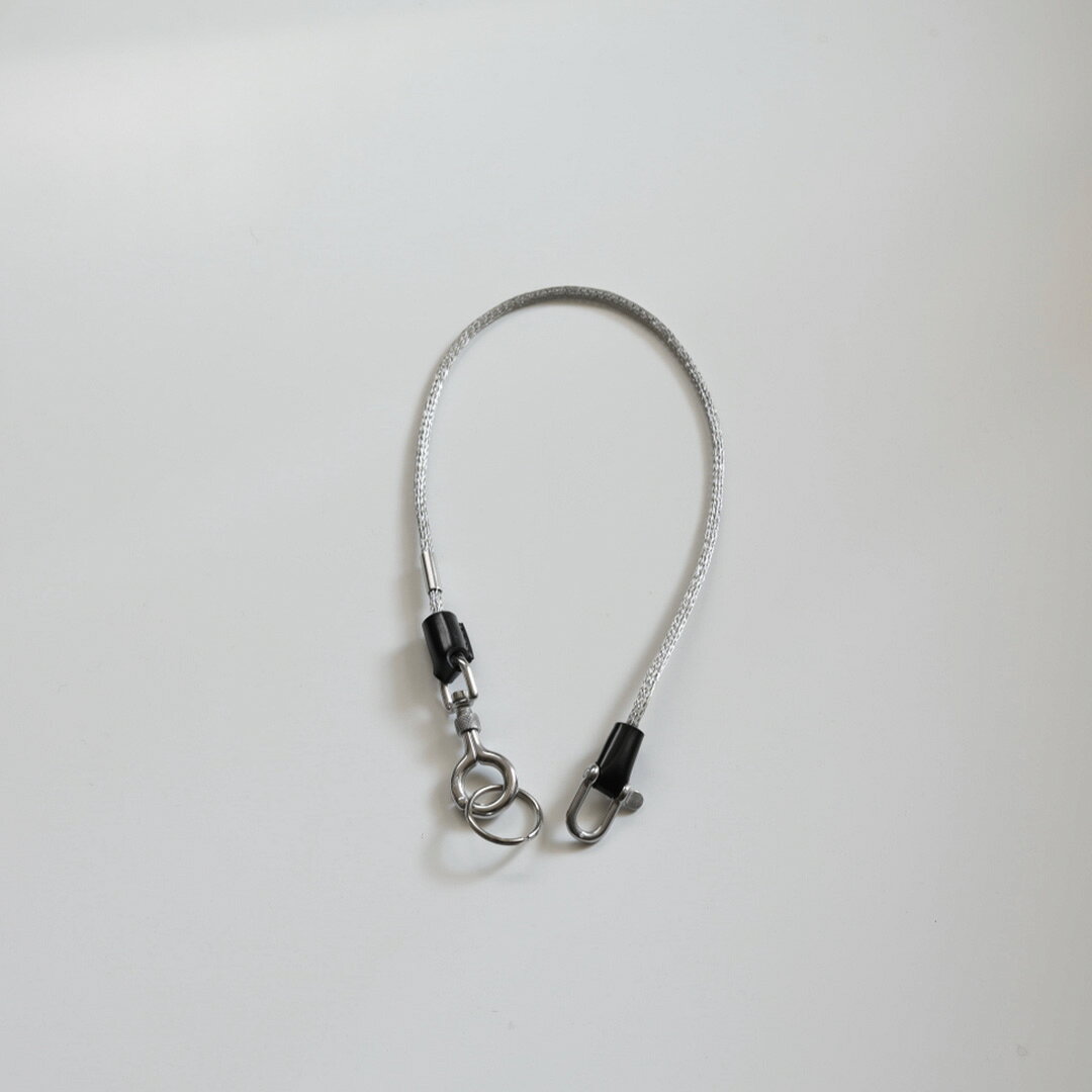 ED ROBERT JUDSON (エドロバートジャドソン) DERRICK- STAINLESS WOVEN KEY CORD【キーチェーン】 手編みによるステンレス製ストラップとコードバンを組み合わせたキーコードです。 物を持ち運ぶ行為を美しく見せるため、アクセサリー性を高め、 装いの一部となることをテーマにしたシリーズです。 ＜仕様＞ 手編みのステンレスコード、シャックル スクリュー式キーフック、キーリング サイズ 約 D3 × W490(金具含む) (mm) 素材 CORDVAN STAINLESS CORD ブランド ED ROBERT JUDSON / エド・ロバート・ジャドソン ＜ブランド＞ 工業用パーツから日用品に至るまで、 普段目にする様々な物や事をヒントに独自性のあるレザ ープロダクトを展開 ブランド名は実在した学者と発明家の名前を併せ持つ 「架空の職人」という設定から成る ＜コンセプト＞ “日常の物事をヒントに架空の職人が生み出すアイディアツール" ＜デザイナー＞ SATOSHI EZAKI 江崎 賢 注意 【ご購入前にお読みください】 ブランドのこだわりとして独特の風合いを出す為、特殊な加工を 施しています。そのため一点一点色味・風合いにも違いがあります。 どうか予め、ご理解・ご了承願います。 職人の手仕事による仕上がりをお楽しみに頂けると幸いです。 DM便 不可　