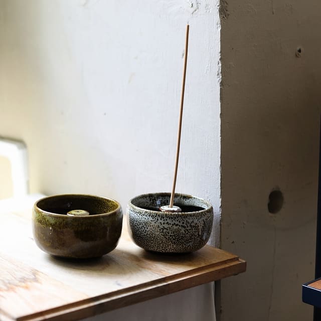 instrumentalのIncense Stand AME / TENMKU。 1970年代のサンフランシスコの写真集に載っていた、ヒッピーたちが日本製のお茶碗にインセンスを立て使っていた写真にインスピレーションを受け製作されたインセンススタンド。 古風な釉薬を使用し焼き上げられており、オブジェとして飾っても陶器ならではの独特な存在感を放ちます。 長さのあるお香をご使用の際には根本部分を折り、Incense Stand AME / TENMKUに差し込みことで垂直に、また灰をこぼすことなくお使いいただけます。 サイズ Φ95×57 (mm) 差し込み部分：Φ3 (mm) 素材 陶器 ブランド インストゥルメンタル【instrumental】 意味:ボーカルレス、助けになる、役に立つ。 商品を企画するにあたって重要なことは、 素材、生産者、デザイン、取り扱っていただくお店、 そして気に入って使っていただくお客様。 この感じがインストゥルメンタルミュージック（楽器だけの音楽）に 似ているような気がしました。 全てのパートが、他のパートを引き立たせるイメージが、社名の由来となっております。 これまで私が、興味を持った、音楽、カルチャー、ファッション、 国内外で見てきたものを商品企画に取り入れ お客様が楽しくなるような雑貨を作っていき 『助けになる』『役に立つ』会社を目指していいきます。 【注意！ご購入前にお読みくださいませ】 ・割れ物ですのでお取り扱いには十分ご注意ください。 ・柄や模様、色合いなど商品画像とは異なることがございますので、予めご了承願います。 ・パソコンやスマホの環境により商品写真と実際にお届けする商品に違いがある場合がございます。 ・陶器特有の貫入（細かいヒビ・凹み)が表面にございますが、使用上問題のない良品となっております。　