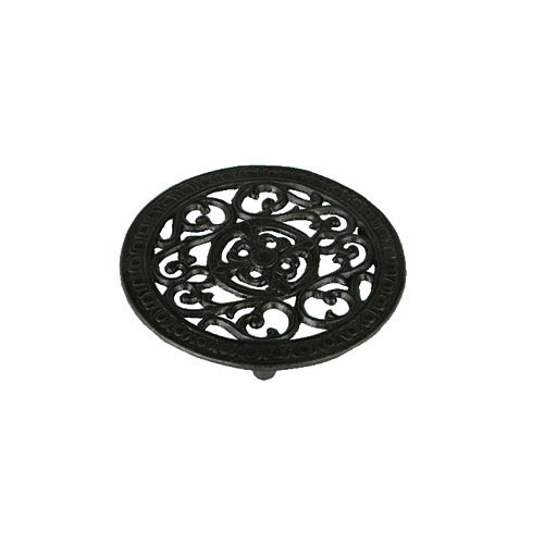 商品情報 サイズ・容量 高さ15×幅150×奥行150mm 素材 アイアン ブランド ダルトン(Dulton) その他 家庭洗い：手洗いのみDULTON (ダルトン) 鍋敷き ラウンド トリベット アンティークブラック 植物をモチーフにした様な、アイアン製のトリベット。比較的小さめのサイズなので、ティータイムや一人暮らしの方にもぴったり。アンティーク風の装いは、いつものテーブルシーンをぐっと奥行きのあるものに変えてくれます。物の重みを感じる心地よさというのも再確認出来そうです。 2
