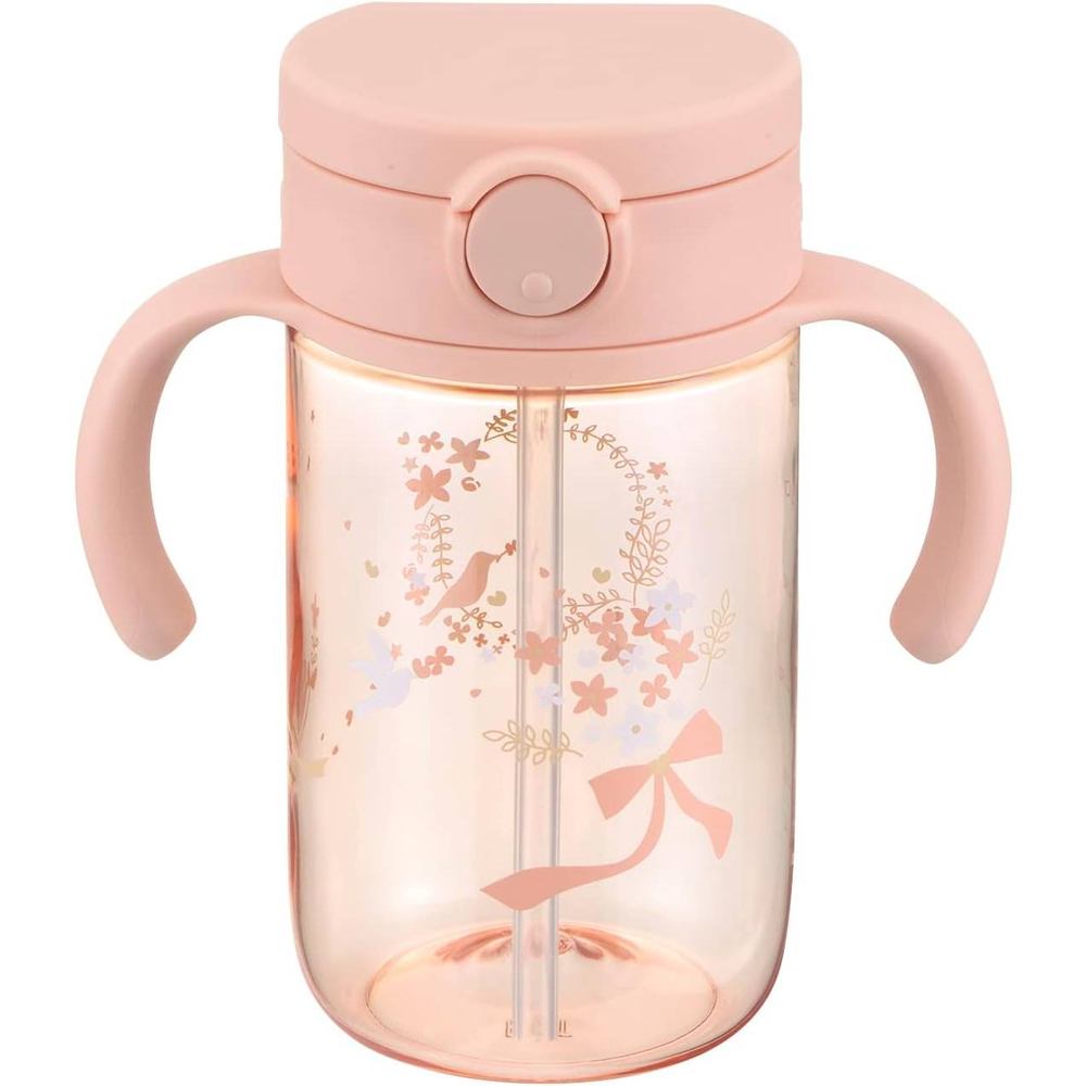 商品情報 サイズ・容量 サイズ：12.4×7.6×13.8cm実容量：320mL 素材 飽和ポリエステル樹脂、ポリプロピレン、シリコーンゴム ブランド名 株式会社リッチェル その他 【仕様】対象月齢：7カ月頃?食器洗い乾燥機：OK煮沸・薬液消毒：OK電子レンジ消毒：OK(ボトルを除く)リッチェル アスター おでかけストローマグ 320 ピンク もれないストローマグボトル内のストローがいつでも手前にくるストローマグです。●お出かけ時にぴったりなストローマグです。●飲み口先端の形が「リッチェルAxstars(アスター)おうちコップマグストロータイプ」と同じなので、スムーズにステップアップすることができます。●たくさん飲める320mLタイプ。●手前にくるストロー。ボトル内のストローが、いつでも手前にくるので、最後まで飲みきることができます。●開け締めがラク。半回転でフタが締められるネジ形状です。●ガラスのような透明感。素材は透明で丈夫な「トライタン」中身が見やすいおしゃれなクリアボトルです。※トライタンはイーストマンケミカル社の商標です。●握りやすいハンドル。小さな手でも、しっかり握れる持ちやすい形状です。●ハンドルを外して。ハンドルを外してコンパクトに持ち運びできます。●直飲みにステップアップ。おでかけ直飲みマグパーツに付け替えて、直飲みにステップアップできます。※おでかけ直飲みマグパーツは別売りです。 2