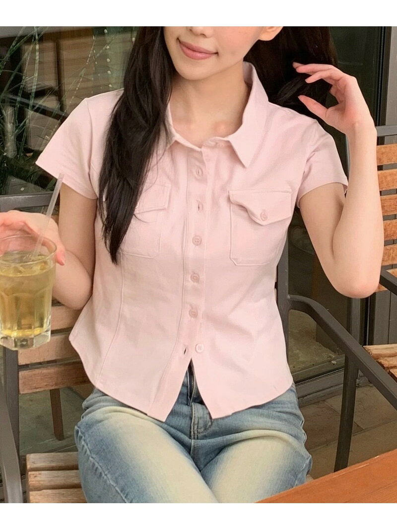 【予約商品について】 ※「先行予約販売中」「予約販売中」をご注文の際は予約商品についてをご確認ください。■重要なお知らせ※ 当店では、ギフト配送サービス及びラッピングサービスを行っておりません。ラッピング・ギフト配送について同時に複数の商品を注文された場合メーカー希望小売価格について置き配についてご利用ガイドFREE'S MART（フリーズ マート）コンパクトシャツカットソーカットソー素材で仕立てたコンパクトなカジュアルシャツ。キレイ見えしながらも、柔らかく伸縮性があり着心地が良いです。パネル切り替えでシルエットを程よく絞り、体にフィットする仕様に。カットソーなのでシワになりにくくお手入れが簡単です。一枚着としてはもちろん、前を開けて羽織りとしても着用でき、幅広いスタイリングに活躍します。※モデルの着用画像の場合、光の当たり具合により、実際の色味と異なって見えることがございます。色味は、商品単体の画像をご参照ください。型番：131-6260518-090-41 SN1317【採寸】FR：肩幅37.5cm、バスト88cm、着丈45cm、袖丈13cm商品のサイズについて【商品詳細】中国製素材：コットン94%,ポリウレタン6%サイズ：FR洗濯機可、ドライクリーニング※画面上と実物では多少色具合が異なって見える場合もございます。ご了承ください。商品のカラーについて