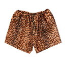 DEL MAR sportswear / FAKE SUEDE ANIMAL SHORTS フェイクスエードのイージーショーツです。見た目のインパクトのあるフェイクスウェード生地は、ソフトで軽くてシワになりにくい特徴があります。 シルエットは、ワイドな膝丈でゆったりしたパターンを採用しています。リラックスシルエットで解放感のある履き心地を提案します。ポケット袋のメッシュ素材は、ウエスト周りのシルエットをスッキリさせてポケットのごろつきや洗濯時の乾燥も早くなるように考えられたギミックです。 ウエストはゴムとドローコード仕様。 フェイクスウェードショーツは、スタイリングのアクセントとしてお勧めの逸品です。 素材:表地:ポリエステル100% SIZE M ウエスト約74cm～96cm 股上約31cm 股下約14cm 裾周り約65cm もも周り約78cm ヒップ約122cm L ウエスト約78cm～100cm 股上約32cm 股下約15cm 裾周り約68cm もも周り約81cm ヒップ約134cm ※ものによって、多少の誤差がある場合がございます。予めご了承下さい。DEL MAR sportswear / FAKE SUEDE ANIMAL SHORTS フェイクスエードのイージーショーツです。見た目のインパクトのあるフェイクスウェード生地は、ソフトで軽くてシワになりにくい特徴があります。 シルエットは、ワイドな膝丈でゆったりしたパターンを採用しています。リラックスシルエットで解放感のある履き心地を提案します。ポケット袋のメッシュ素材は、ウエスト周りのシルエットをスッキリさせてポケットのごろつきや洗濯時の乾燥も早くなるように考えられたギミックです。 ウエストはゴムとドローコード仕様。 フェイクスウェードショーツは、スタイリングのアクセントとしてお勧めの逸品です。 素材:表地:ポリエステル100% SIZE M ウエスト約74cm～96cm 股上約31cm 股下約14cm 裾周り約65cm もも周り約78cm ヒップ約122cm L ウエスト約78cm～100cm 股上約32cm 股下約15cm 裾周り約68cm もも周り約81cm ヒップ約134cm ※ものによって、多少の誤差がある場合がございます。予めご了承下さい。