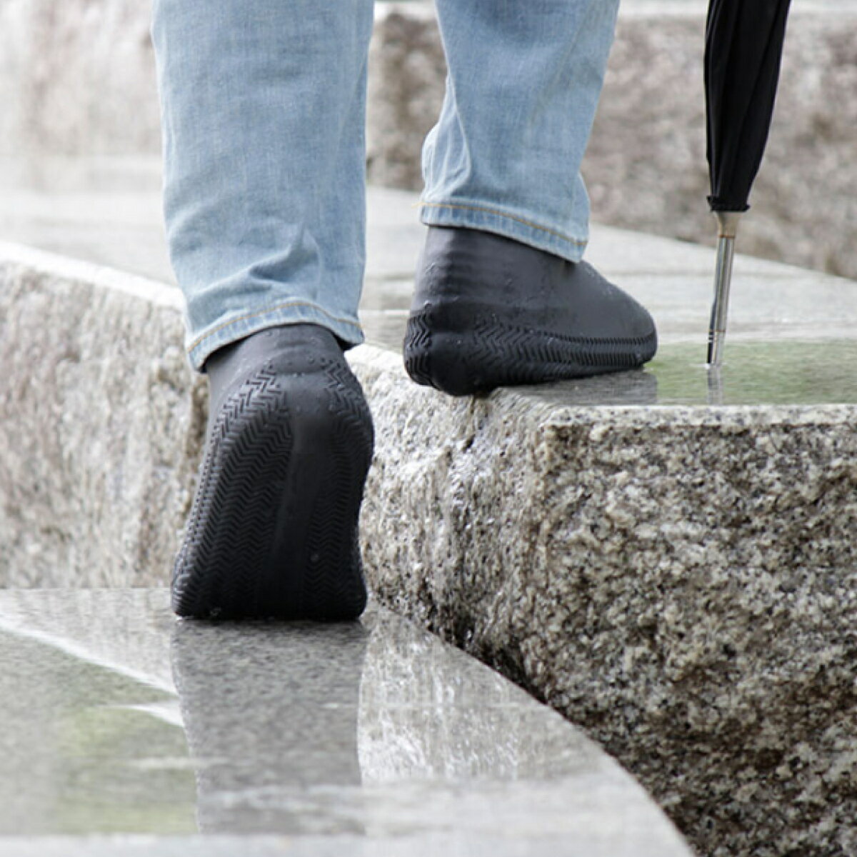 履いてる靴に被せるだけの防水シューズカバー 雨の日はもちろん 最大64 オフ キャンプや野外家イベントでの泥汚れ防止にもおすすめです Kateva シューズカバー Mサイズ ウォータープルーフ 雨の日対策 スニーカータイプ シリコン 野外イベント ブラック パラデック