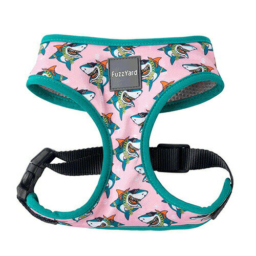 JANコード：4580362134279 商品コード：543266-02 サイズ S 原産国 中国※こちらはお取り寄せの商品のため、通常より出荷までにお時間がかかります。3〜7営業日以内の発送になります。オーストラリアfuzzyard（ファズヤード）のかわいいデザインのソフトハーネスです。 かわいいデザインのソフトハーネスはファッションのように気分で着回すのもおしゃれ。ワンタッチ装着なので「らくらく簡単」。裏地メッシュ素材で着け心地柔らか。同柄で新素材ネオプレンのリード、カラーも有ります。 / サイズ / カラー / / S / LLクールJAWS /