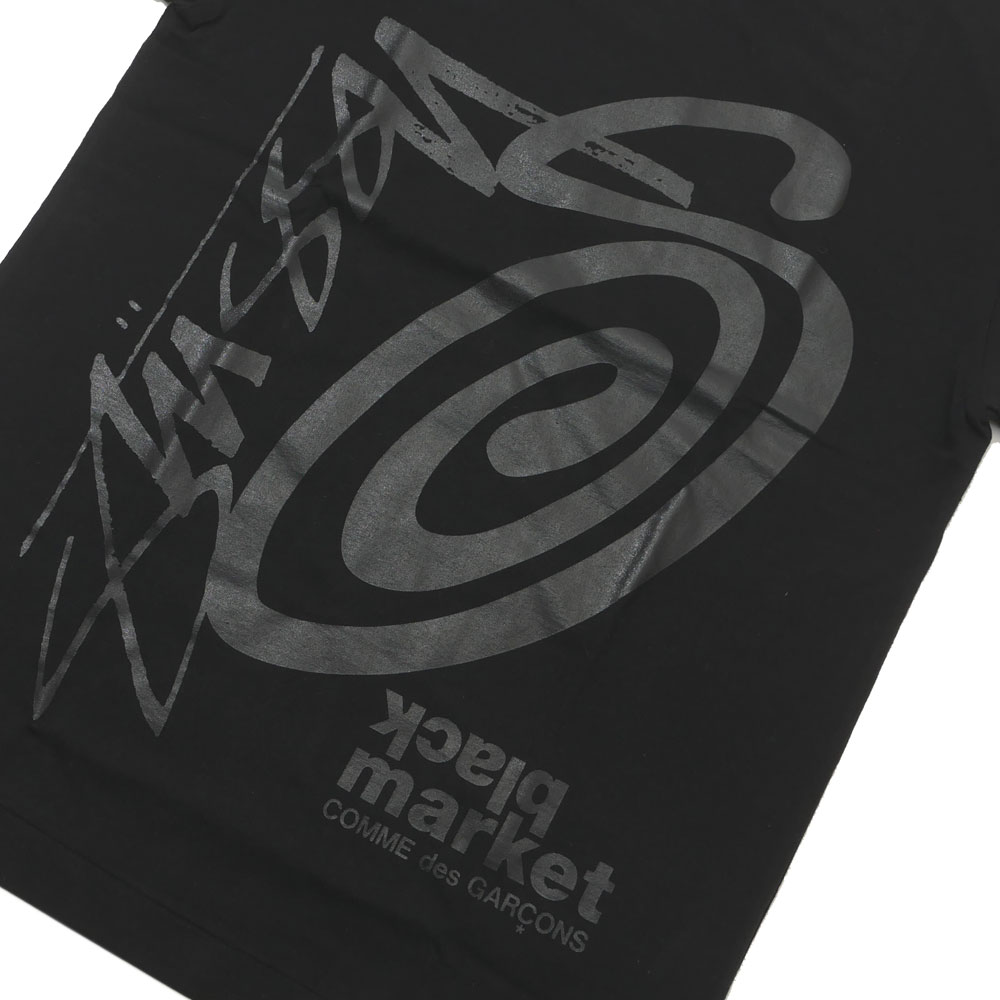 100％本物保証 新品 ステューシー STUSSY x コムデギャルソン COMME des GARCONS black market TEE Tシャツ BLACK メンズ Mサイズ (半袖Tシャツ)