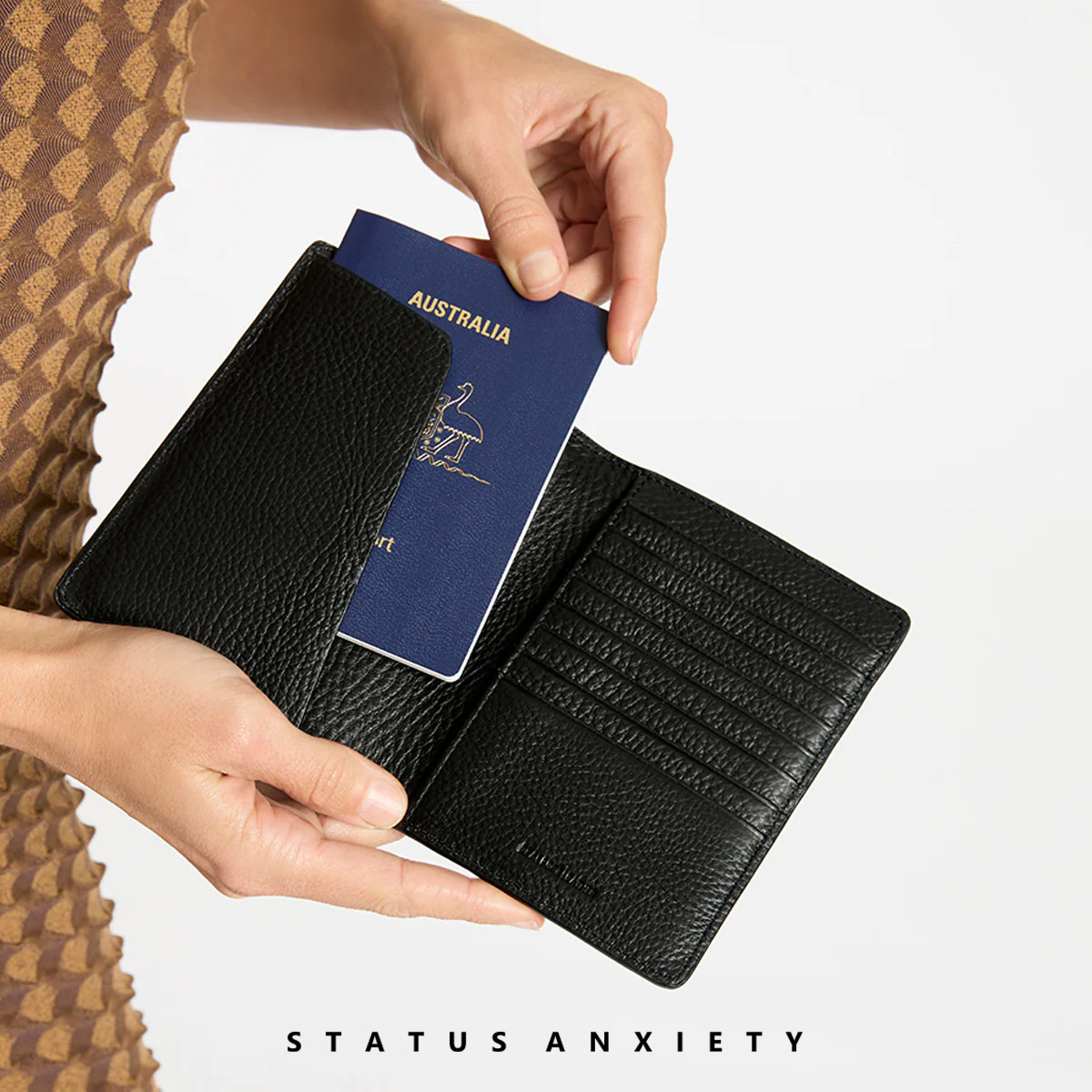 パスポートケース レディース メンズ ユニセックス レザー 本革 カードケース ステータスアングザエティー STATUSANXIETY In Transit Passport Wallet SA3451 コンパクト 旅行 GIFT 新着商品