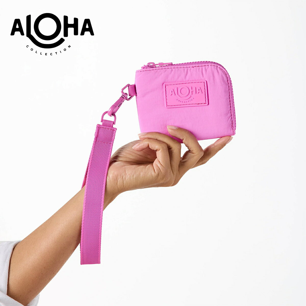 ▼ALOHA collection / Go-To Wristlet ブランド特有の高密度ポリエチレン不織布（タイベック）を使用し、独自技術「SPLASH-PROOF（防滴・耐水加工）」を施した軽量＆タフな仕上がり。水滴や汚れ、小雨をしっかり弾くため、ビーチやプール、汗をかくジムやヨガ、日常のちょっとしたお出かけにも安心です。 手首に掛けられる取り外し可能なストラップが付いており、単体で持ち運ぶミニクラッチとしてはもちろん、バッグインバッグやポーチとしても優秀。コンパクトなサイズ感ながらマチがあり、スマートフォンや二つ折り財布、リップ、鍵などのデイリー必需品がスッキリ収まります。 お買い物や散歩、旅行時の貴重品入れ、ハワイアンレッスン（フラダンス）のお供にもぴったり。華やかなトロピカル＆ハワイアン柄が手元を明るく彩る万能リストレットポーチです。 【サイズ】横幅12.3cm × 幅3.8cm × 高さ9.4cm 取り外し可能なストラップ、内側ジッパーポケット、内側カードスロット3つ付き 【素材】タイベック（高密度ポリエチレン不織布） 【キーワード】 ALOHAcollection ALOHA Collection アロハコレクション GoToWristlet ゴートゥーリストレット リストレット クラッチバッグ ミニバッグ ハンドバッグ コスメポーチ ポーチ 小物入れ バッグインバッグ タイベック 撥水 防滴 耐水 軽量 水に強い 丈夫 丸洗い可 花柄 トロピカル柄 ハワイアン ボタニカル柄 ハワイ リゾート ビーチ プール ジム ヨガ フラダンス 旅行 スマホポーチ レディース ギフト プレゼント
