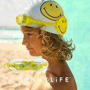 SUNNY LIFE / ミニスイムゴーグル 「 スマイリー×サニーライフ 　誕生50周年コラボシリーズ 」 SUNNYLiFExSmiley?の 公式コラボレーションシリーズ。 スマイリーのデザインがとってもキュートなゴーグル。レンズは防曇・UV保護（UV380）仕様の レンズなので屋外での使用にもぴったり。クッション部分とストラップはシリコン製でやわらかく、 痛くなりにくいです。また、ストラップは長さ調整可能のため長く使えるのも嬉しいポイント。 【サイズ】W16×D3×H5cm 【素材】シリコン、PVC、ポリウレタン、ポリカーボネート 【重さ】0.20kg 【備考】調整ストラップ付き、防曇・UV保護（UV380）レンズ使用 【対象年】3歳以上 ※時期により、裏地や一部パーツなど仕様が若干変わる場合がございます。 ※お客様のモニター環境によって、画像の色が実物と異なって見える場合がございます