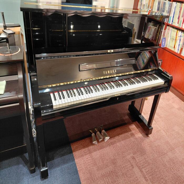 【中古】YAMAHA アップライトピアノ UX1 黒鏡面艶出し塗装 1985年製 付属品 高低自在椅子 ピアノカバー ピアノお手入れセット インシュレーターまたは敷板