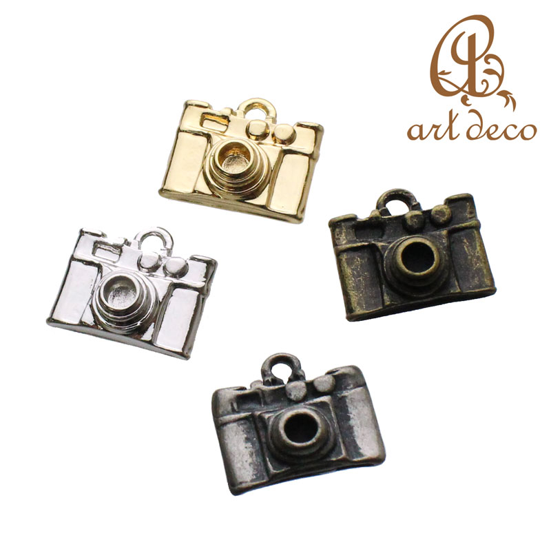 　■インフォメーション 【商品名】 カメラ型チャーム 【販売単位】 2個 【カラー】 ゴールド/ニッケル/アンティークゴールド/アンティークシルバー 【サイズ】 タテ11mm×ヨコ13mm（丸カン含む） 【重量】 1.4g（※1個あたり） 【コメント】 レトロな雰囲気の漂うカメラ型チャーム カメラ,一眼レフ,レトロ,雑貨,アンティーク,レトロ,アクセサリー,パーツ,アクセサリーパーツ,ハンドメイド,材料,金具,部品,カラワク,空枠,飾り,装飾,創作,自作,加工,手作り,デコレーション,作家,デザイナー,クリエイター,オリジナル,DIY,問屋,卸売り,セット,まとめ買い,まとめ売り,お得,激安,特価,ゴールド,金,ニッケル,シルバー,銀 ※ご不明点等がございましたら、お気軽にお問い合わせください。