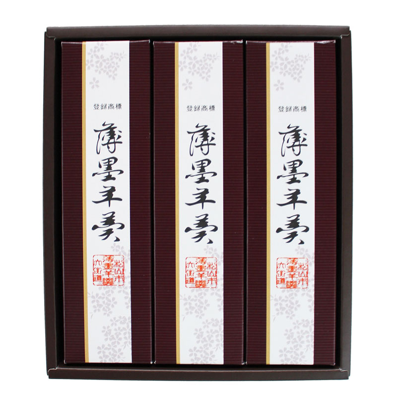 ■インフォメーション 【商品名】 薄墨羊羹 (うすずみようかん) 小棹 3本入り 【内容量】 270g×3 【原材料】 砂糖、小豆、手亡豆、寒天、抹茶 【商品説明】 松山市西法寺の名桜薄墨桜に因んで命名されたもので、中に入っている白い豆が桜の花が薄暮に散る様を表現しています。創業の江戸時代から変わらぬ伝統と味を守り続けています。 【賞味期限】 約半年 【注意事項】 商品の保管は、直射日光を避けて常温にて保管し、開封後はお早めにお召し上がり下さい。 【製造元】 株式会社薄墨羊羹 ※ご不明点等がございましたら、お気軽にお問い合わせください。 ようかん,羊羹,詰合せ,詰め合わせ,セット,和菓子,お菓子,デザート,スイーツ,食品,お茶菓子,お茶請け,贈答品,贈り物,プレゼント,手土産,お土産,お中元,お歳暮,進物,お供え物,仏事,法事,法要,熨斗,のし,あんこ,餡,餡子,銘菓,銘品,愛媛,松山,老舗,有名,高級,薄墨羊羹,うすずみようかん