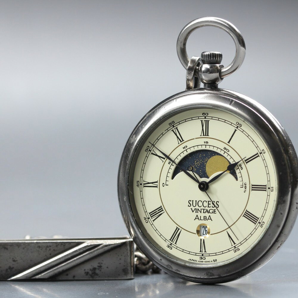 商品の詳細 アイテム 懐中時計 ブランド セイコー / SEIKO モデル Alba 型番 V338-0010 シリアル 233234 生産国 日本 対象 ユニセックス スタイル ドレス/フォーマル ケース横 40.1mm（リューズ除く） ケース厚み 7.9mm ケース素材 ステンレススチール ケースカラー シルバー ベゼル素材 ステンレススチール ベゼルカラー Silver 文字盤カラー White 風防素材 ガラス ムーブメント クオーツ 防水性能 防水性能なし ケース形 ラウンド ディスプレイタイプ アナログ表示 インデックス ローマ数字 カスタマイズ 未実施 電池交換 2026年5月に新品電池に交換済。 機能 デイト、ムーンフェイズ 付属品 なし(本体のみ) 商品番号 17227 商品の状態 ケース 擦り傷が多い、小さい打痕(所々に) ベゼル 擦り傷が多い、小さい打痕(所々に) 裏蓋 擦り傷が多い(全体) ガラス 少しの擦り傷(所々に) 文字盤 綺麗な状態 針 綺麗な状態 動作 出品時に正常動作を確認しております。中古時計のため、精度や長期間の動作については保証いたしかねます。 状態ランク 本体ランク A 状態ランク説明 N 使用感ほぼなしの極美品。（未使用品・デッドストック品含む） S ごく軽い使用感のみの美品。 A 軽度の使用感あり、良好。 AB 年式相応の使用感あり。 B 目立つ使用感あり、実用OK。 BC 明らかなキズ・使用感あり。 C 現状渡し・修理前提。部品取り。ジャンク品。動作未確認品。