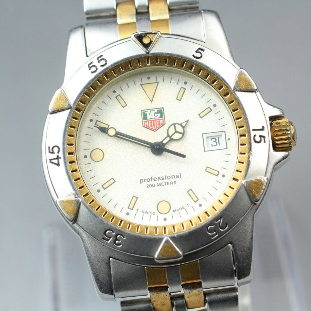 商品の詳細 アイテム 腕時計 ブランド タグホイヤー / TAG Heuer モデル 1500 Professional 型番 955.713 生産国 スイス 対象 メンズ スタイル スポーツ ケース横 36.8mm（リューズ除く） ケース厚み 9.4mm ラグ幅 19.3mm 腕周り 19cm サイズ with extension for diving to 25cm wrist. ケース素材 ステンレススチール ケースカラー シルバー ベゼル素材 ステンレススチール ベゼルカラー Silver/Gold バンド素材 ステンレススチール バンドカラー Silver/Gold バックル素材 ステンレススチール 文字盤カラー White 風防素材 ガラス バンド/ストラップ ブレスレット ムーブメント クオーツ 防水性能 200m (20ATM) ケース形 ラウンド ディスプレイタイプ アナログ表示 インデックス スティックインデックス カスタマイズ 未実施 機能 デイト 付属品 なし(本体のみ) 商品番号 17516 商品の状態 ケース 擦り傷が多い、小さい打痕、GP剥げ(全体、竜頭) ベゼル 擦り傷が多い、GP剥げ、GPが薄い、夜光取れ(全体、所々に) 裏蓋 擦り傷が多い(全体) ガラス 少しの擦り傷(11時位置) 文字盤 綺麗な状態 針 綺麗な状態 ベルト/ブレスレット 擦り傷が多い、劣化、GP剥げ、GPが薄い(全体、所々に) 尾錠/バックル 擦り傷が多い(全体)純正品です。 動作 出品時に正常動作を確認しております。中古時計のため、精度や長期間の動作については保証いたしかねます。 状態ランク 本体ランク A ベルトランク A 状態ランク説明 N 使用感ほぼなしの極美品。（未使用品・デッドストック品含む） S ごく軽い使用感のみの美品。 A 軽度の使用感あり、良好。 AB 年式相応の使用感あり。 B 目立つ使用感あり、実用OK。 BC 明らかなキズ・使用感あり。 C 現状渡し・修理前提。部品取り。ジャンク品。動作未確認品。