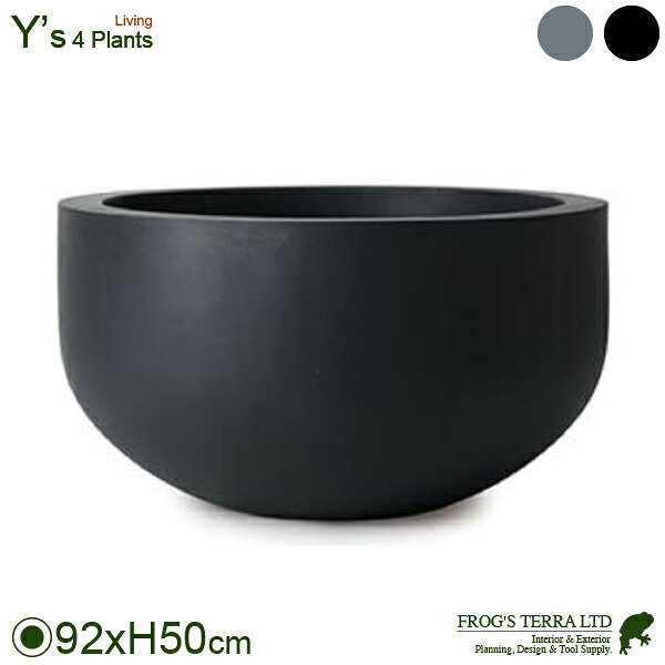 屋内外対応植木鉢（プランター/ポット） 【外寸】直径92cm×H50cm（内直径77cm） 【重量】29kg 【容量】230リットル 【材質】ファイバーストーン 【色】グレイ,ブラックからお選び下さい 【底穴】あり ※運送会社の配送条件により、法人名・店舗名・屋号等のあるお届け先への配送商品となります。 マンション管理人室様・事務所様等でもお届け可能な場合がございます。 ※セメント製品の特性として環境により色あせ等の変化が発生します。 ※製造時に発生する擦れ跡等は通常品とさせて頂きます。 ※サイズは目安であり多少前後する場合がございます。 ※画面上の色はブラウザや設定により、実物と異なる場合があります。ご了承の上ご注文下さい。