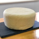 チェダーチーズに似たセミハードタイプです。 チェダーチーズの元となったといわれるカンタルチーズの製法を参考に試行錯誤を繰り返し、オリジナルのチーズが出来上がりました。 他のチーズよりも塩気はやや強めですが、食べやすく、やさしいお味のチーズです。 参考上代:150g/1782円（税込） 商品詳細名称フルム・ドーメ【Fourme d'Om&#233;】内容量150g以上原材料名生乳、塩原産国日本原産地東京青梅市賞味期限発送日から7日保存方法要冷蔵お召し上がり方カットしてお召し上がりください。配送温度帯冷蔵メーカーFromages&nbsp;du&nbsp;Terroir製造者Fromages&nbsp;du&nbsp;Terroir販売者フロマージュ・デュ・テロワール東京都青梅市友田町2-677-102アレルギー乳チェダーチーズに似たセミハードタイプ！