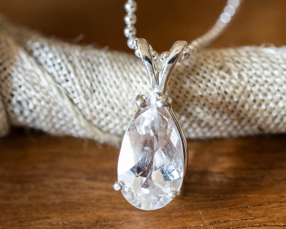 宝石鑑別書付き ロシア産 ロシアン フェナカイト 1.665ct ペアシェイプ カット ペンダント ネックレス トップ 約11.3x6.3mm 希少石 フェナサイト AA　グレード アイクリーン Very slight inclusiones Phenakite Silver925 一点物 送料無料