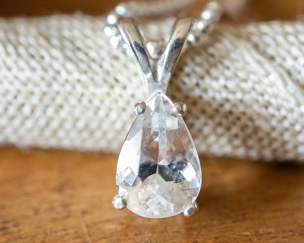 宝石鑑別書付き ロシア産 ロシアン フェナカイト 0.890ct ペアシェイプ カット ペンダント ネックレス トップ 約7.8x5.2mm 希少石 フェナサイト AA　グレード アイクリーン Very slight inclusiones Phenakite Silver925 一点物 送料無料